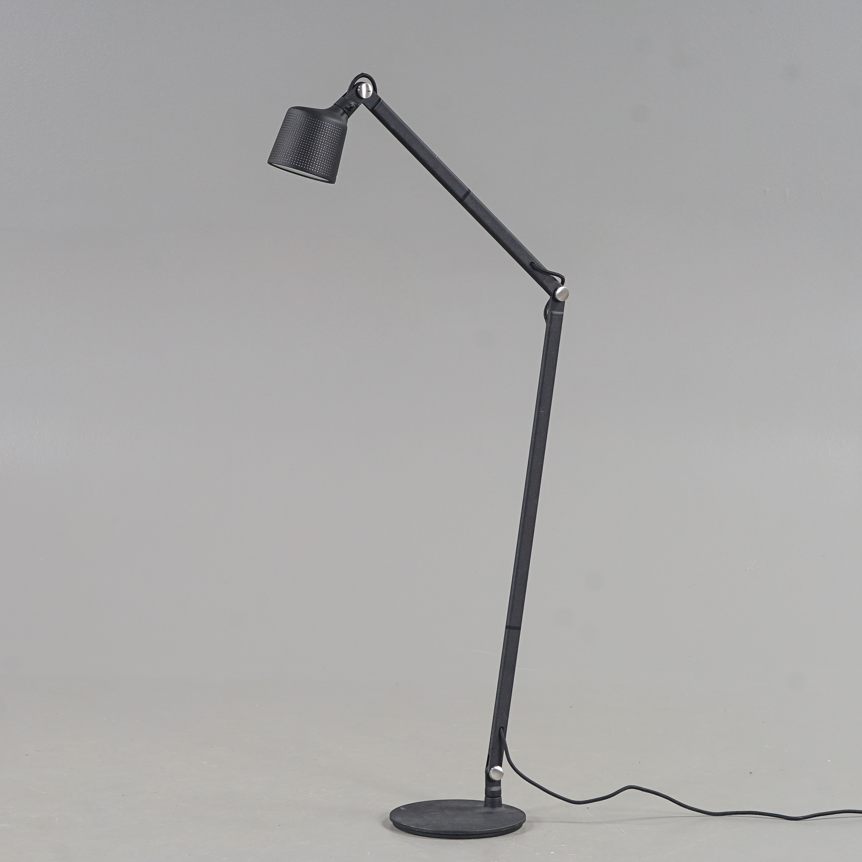 MORTEN BO JENSEN. Golvlampa, modell "525" Svartlackerad aluminium, Vipp, Samtida tillverkning.