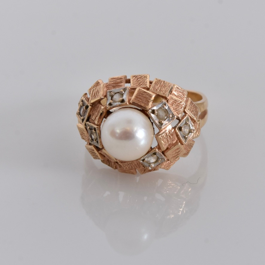 RING, 18 karat rödguld med odlad pärla och glasfluss.