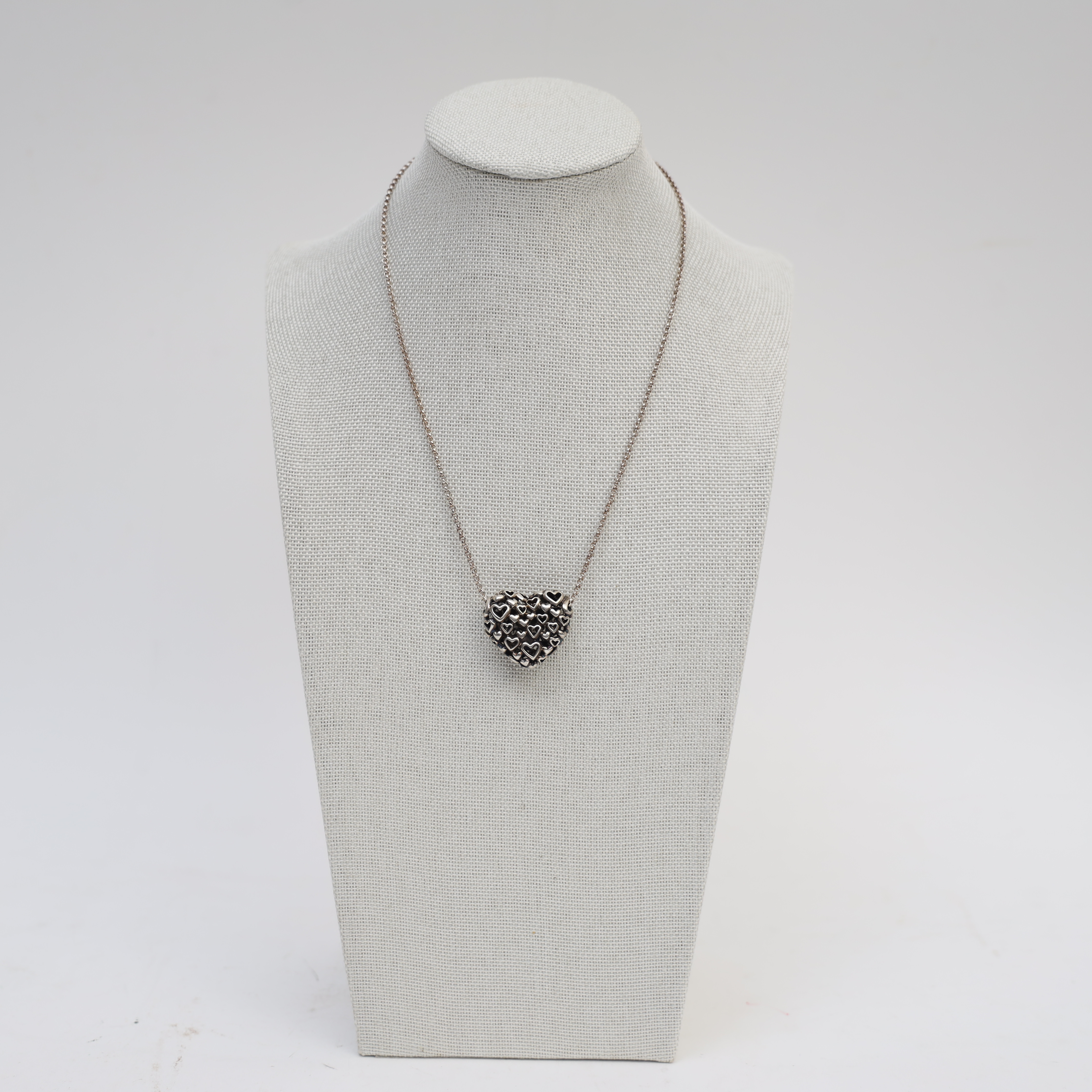HALSBAND MED HÄNGE, silver, hjärtformat hänge med genombruten dekor.