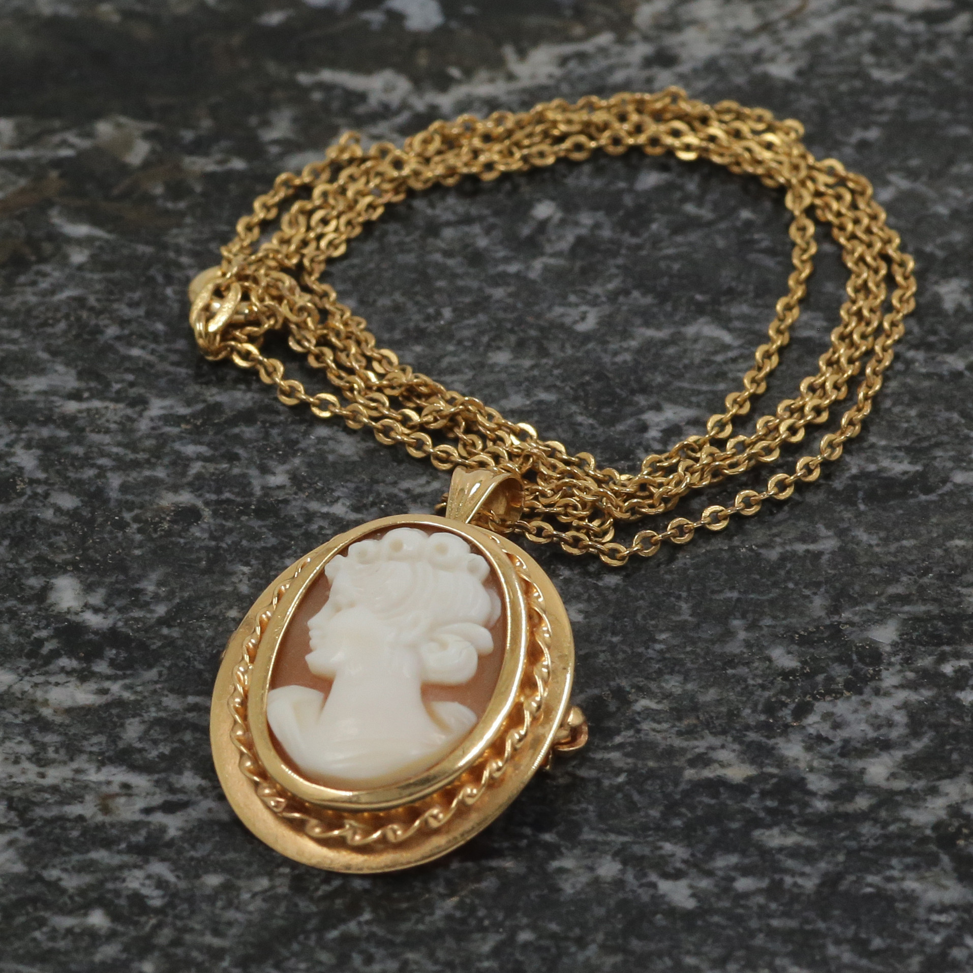 HALSBAND MED CAMÉHÄNGE, 18K GULD.