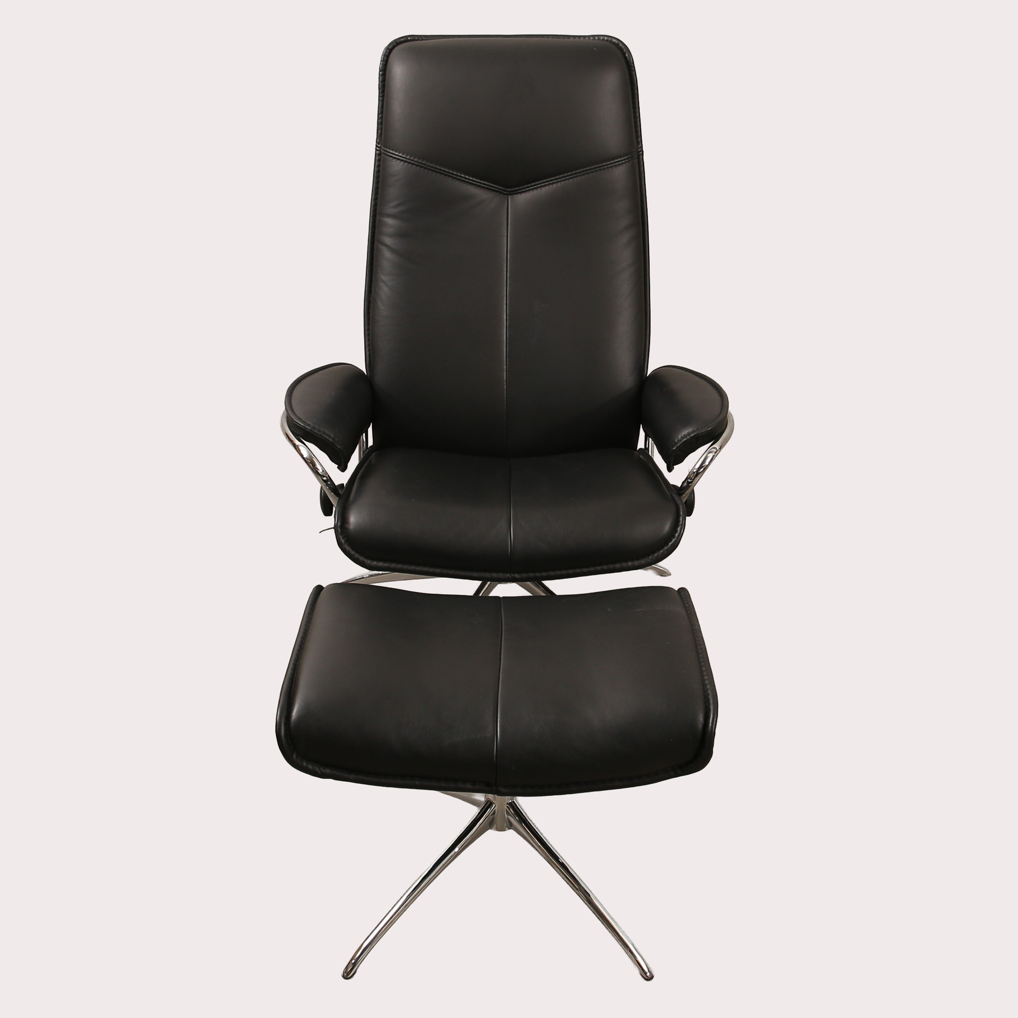 SNURRFÅTÖLJ med FOTPALL, "Stressless", svart läderklädsel. Norge. Modern tillverkning.