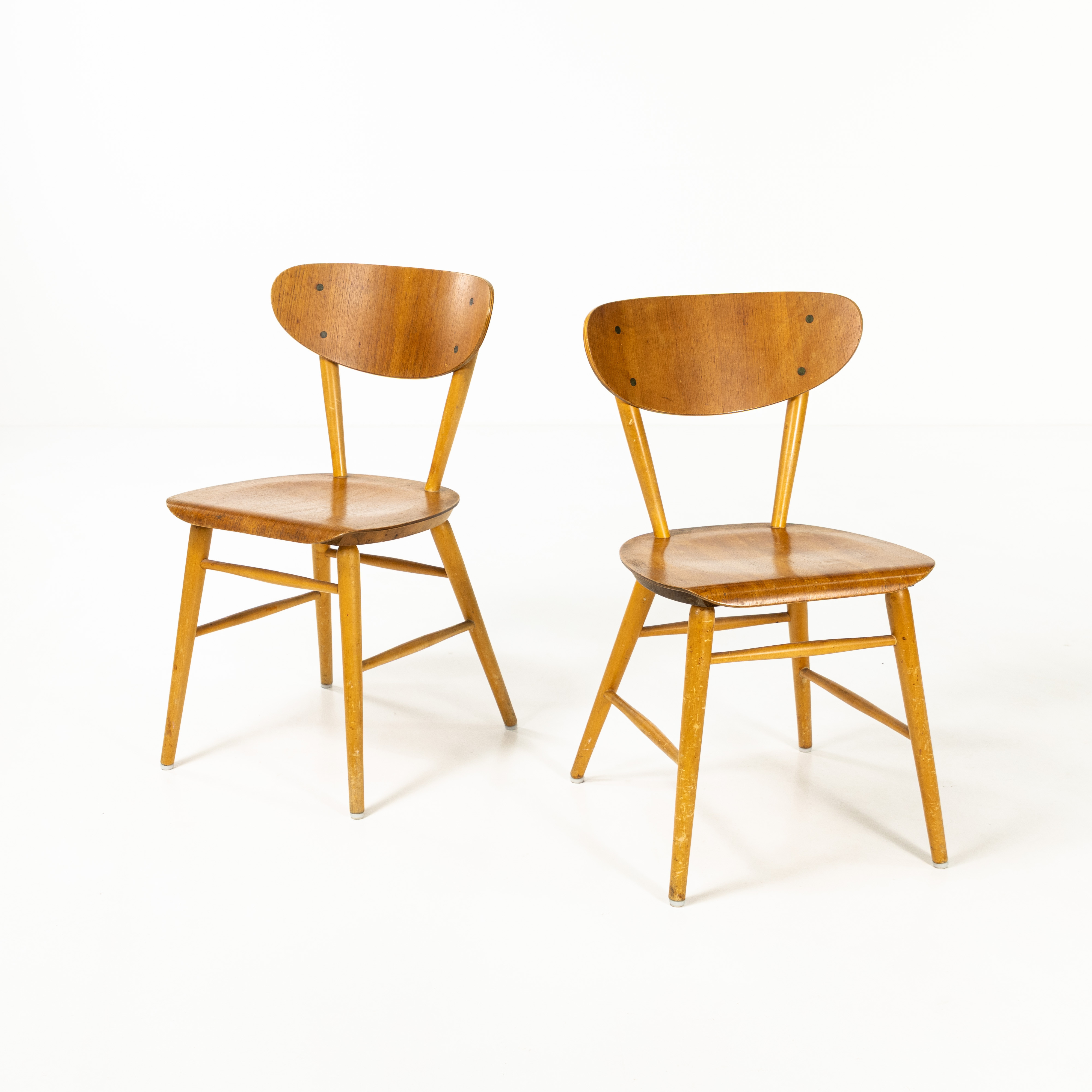 PINNSTOLAR. Ett par, teak/bok, 60-tal.