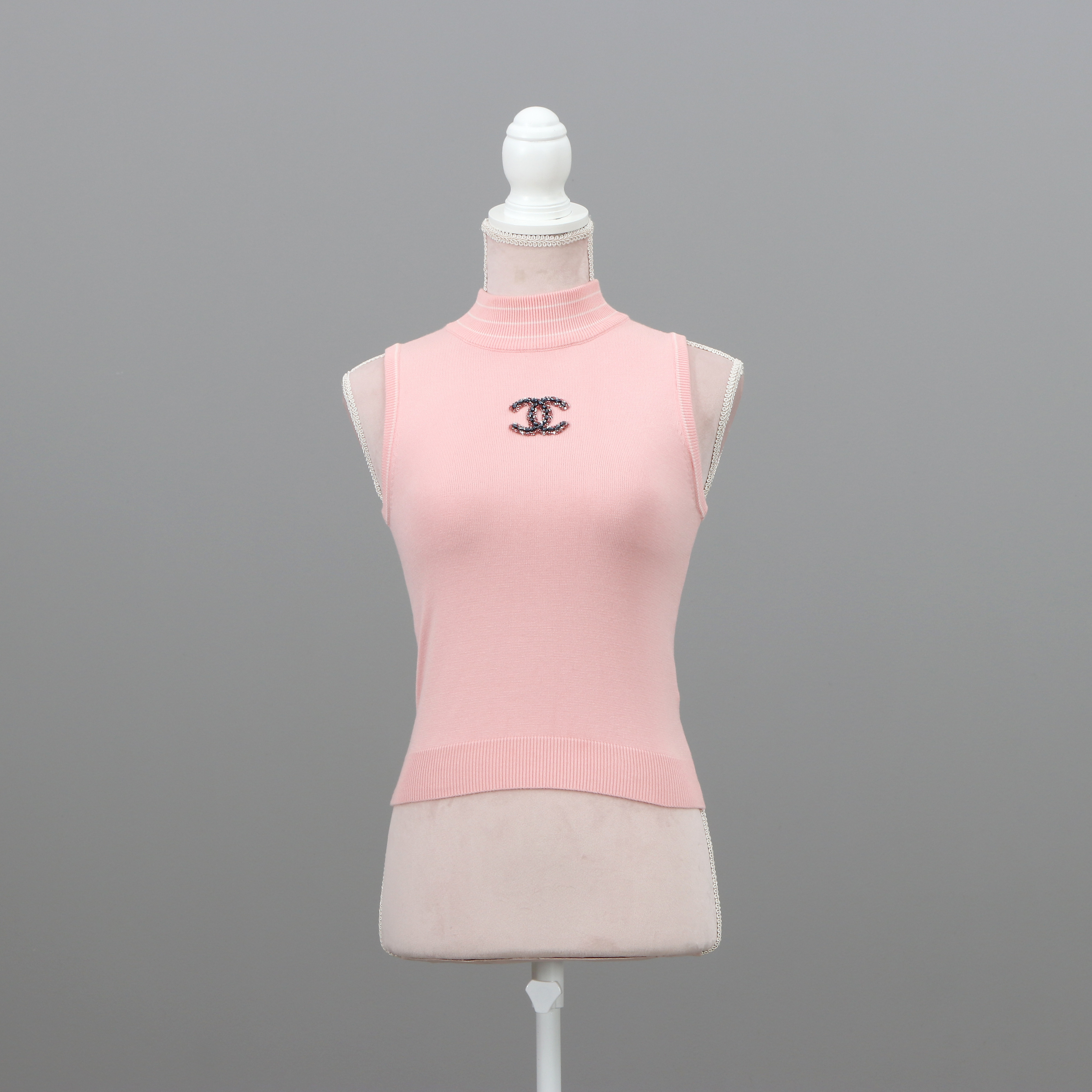 CHANEL, STICKAD TOP. Rosa/vit kashmir och ull med CC-logo i broderade glaspärlor.