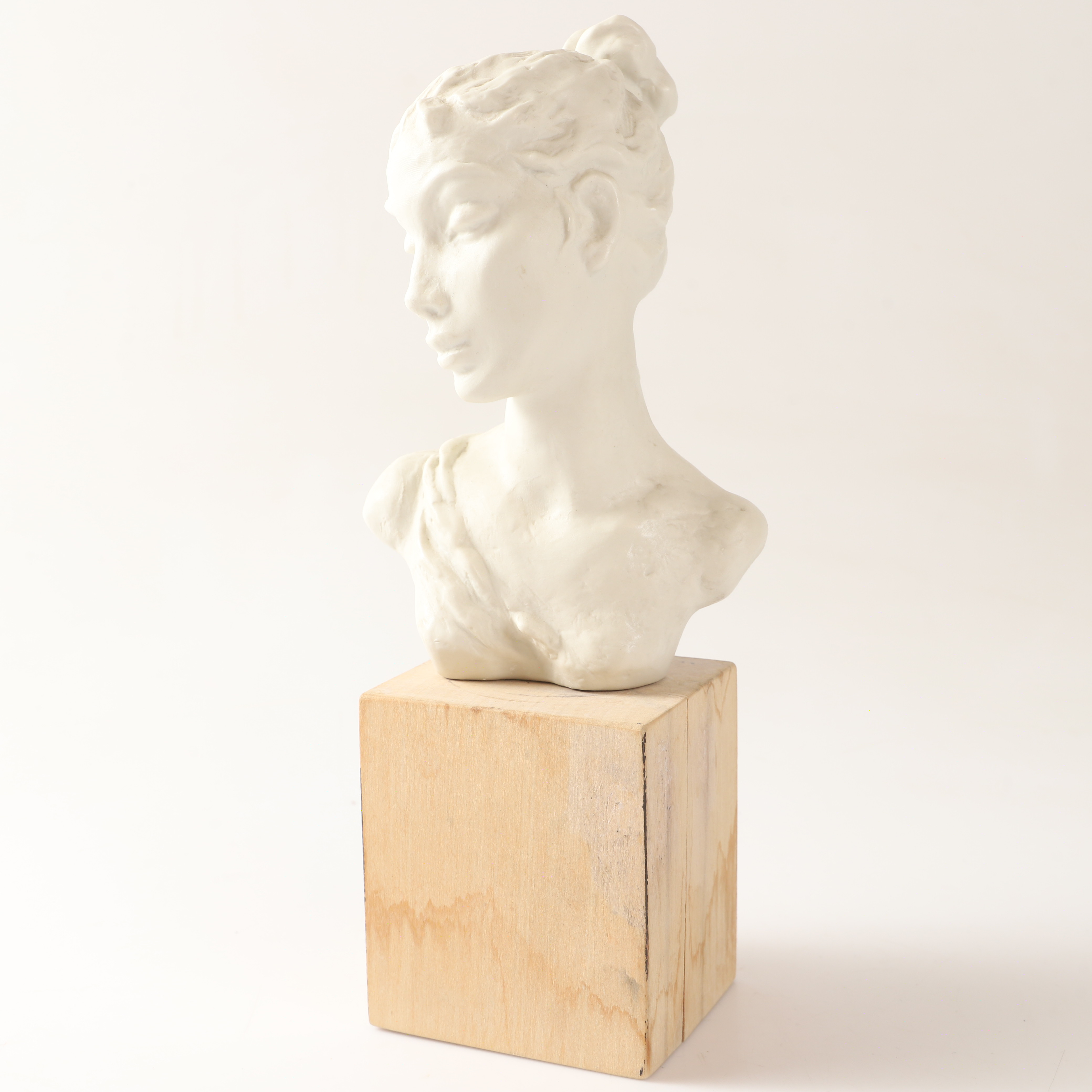 LORE FRIEDRICH-GRONAU. EFTER. Byst på träsockel, parian, Rosenthal, Tyskland, 1900-tal.