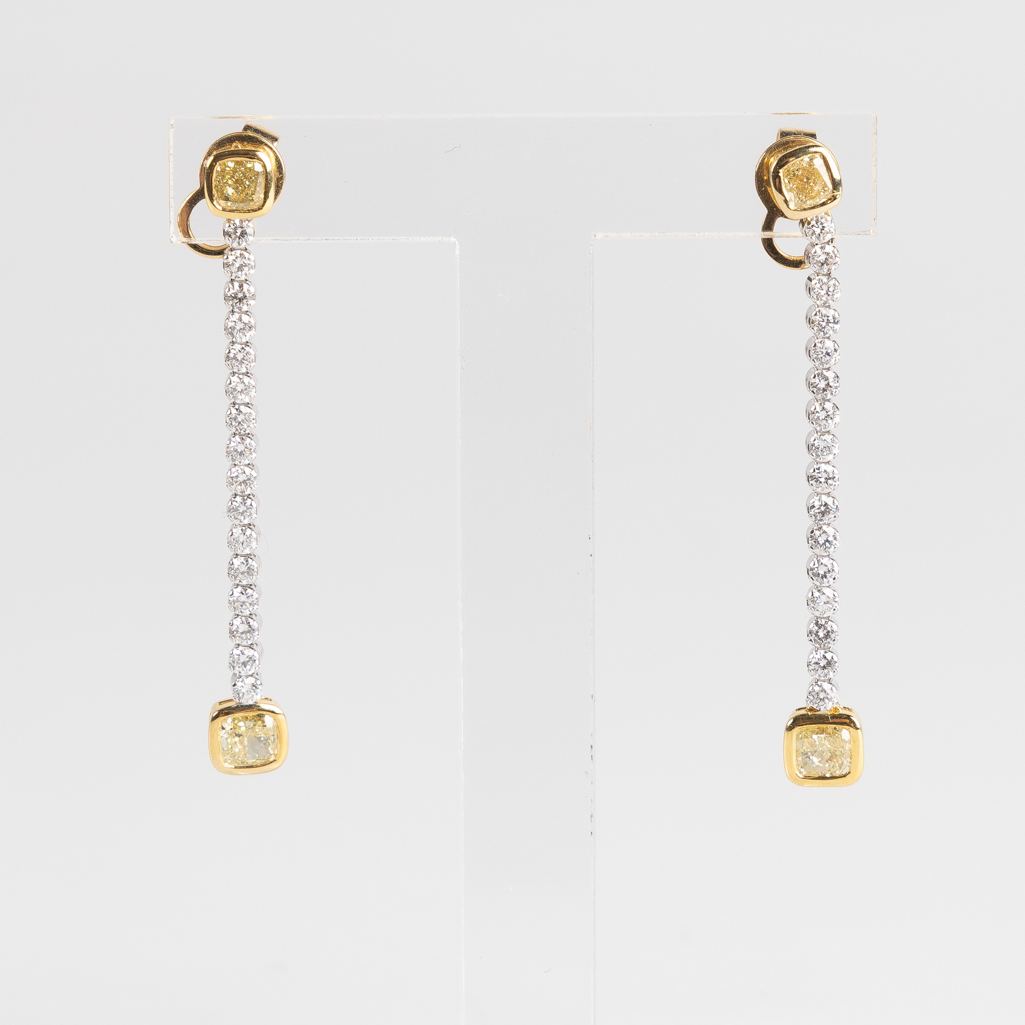 ÖRHÄNGEN, 18K guld och vitguld med fasettslipade gula diamanter, totalt ca 1.20 ct samt briljantslipade diamanter, 0.79 ct.