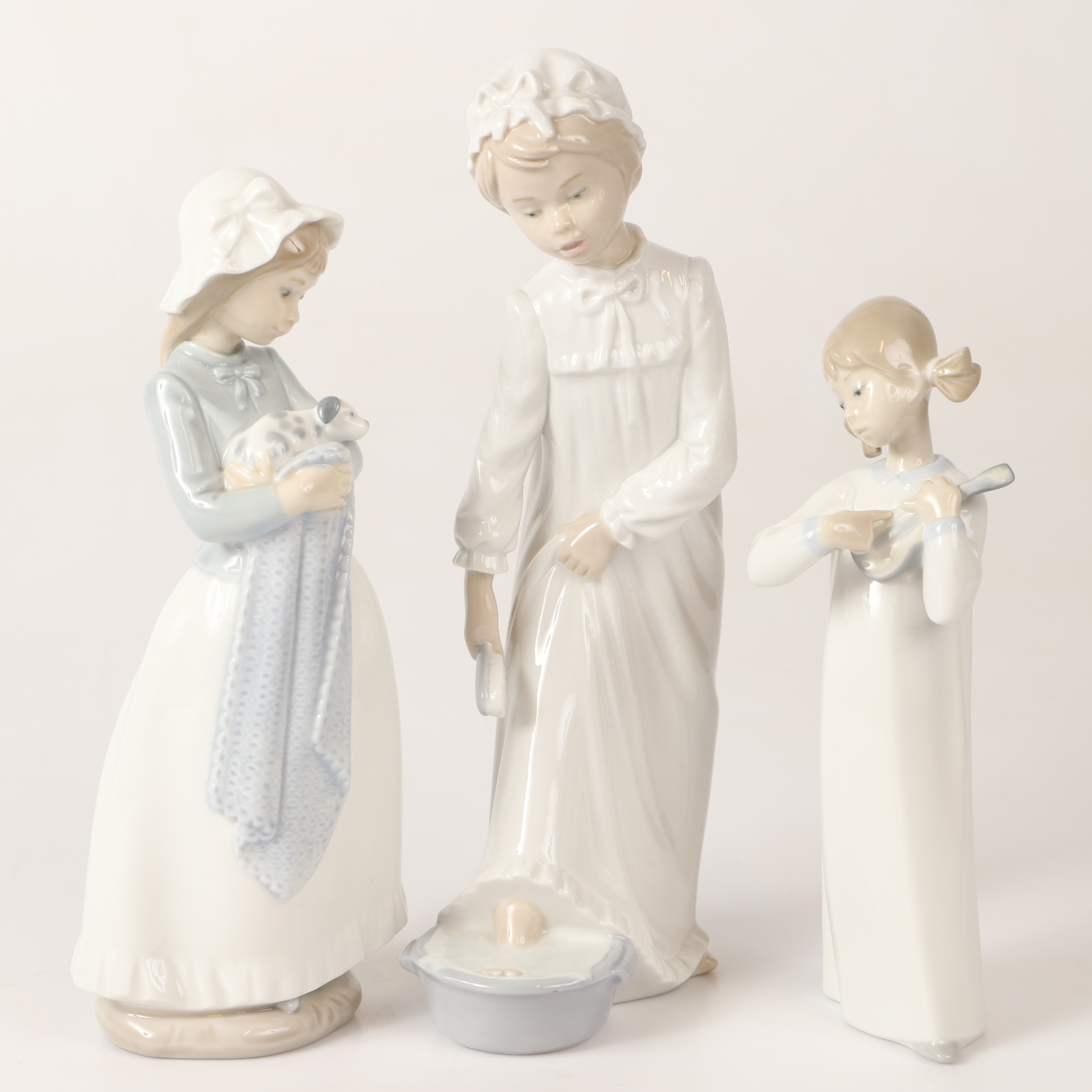 FIGURINER, 3 stycken, porslin, bl. a. Lladro, Spanien.