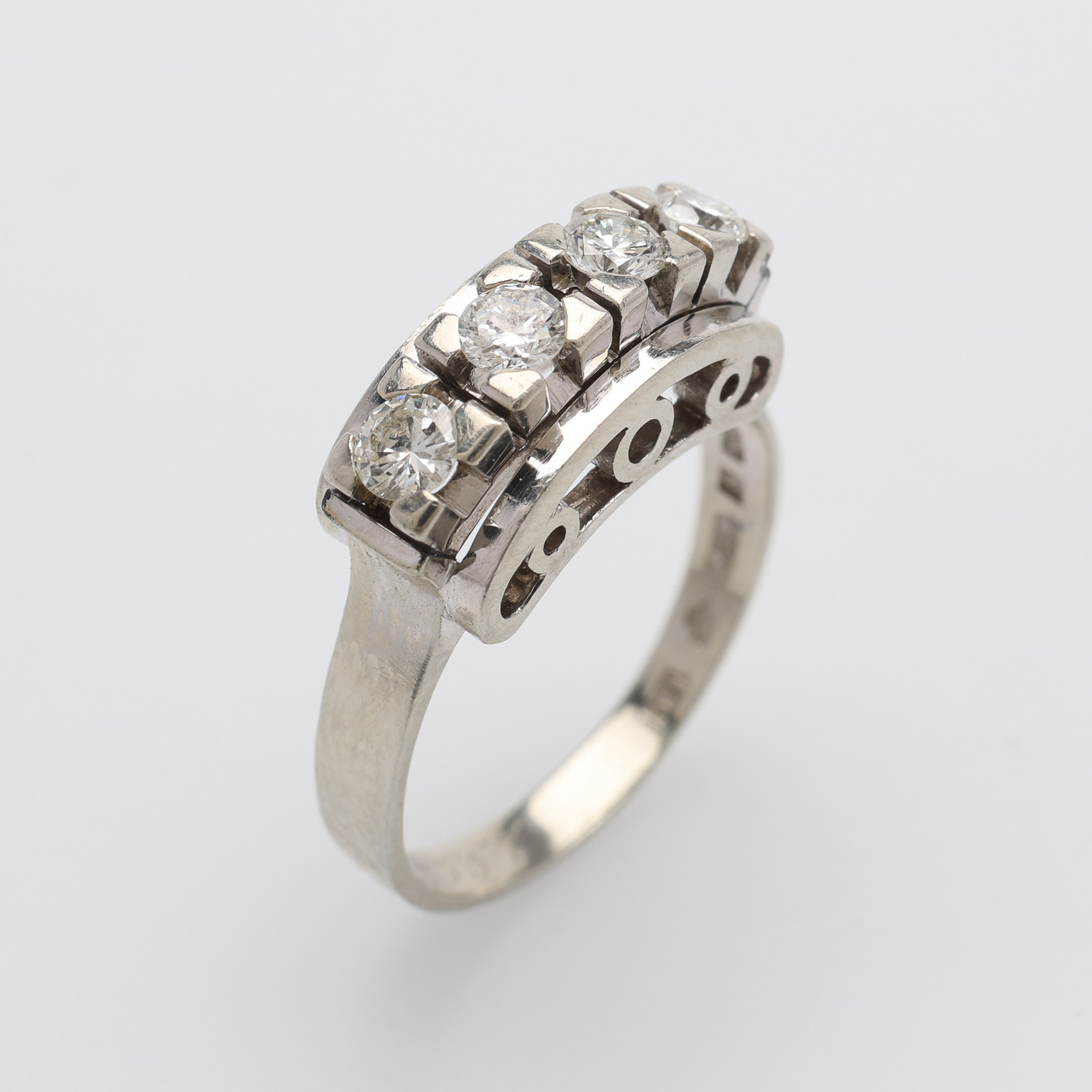 RING 18K VITGULD MED 4 BRILJANTER TOTALT 0,44 CT.