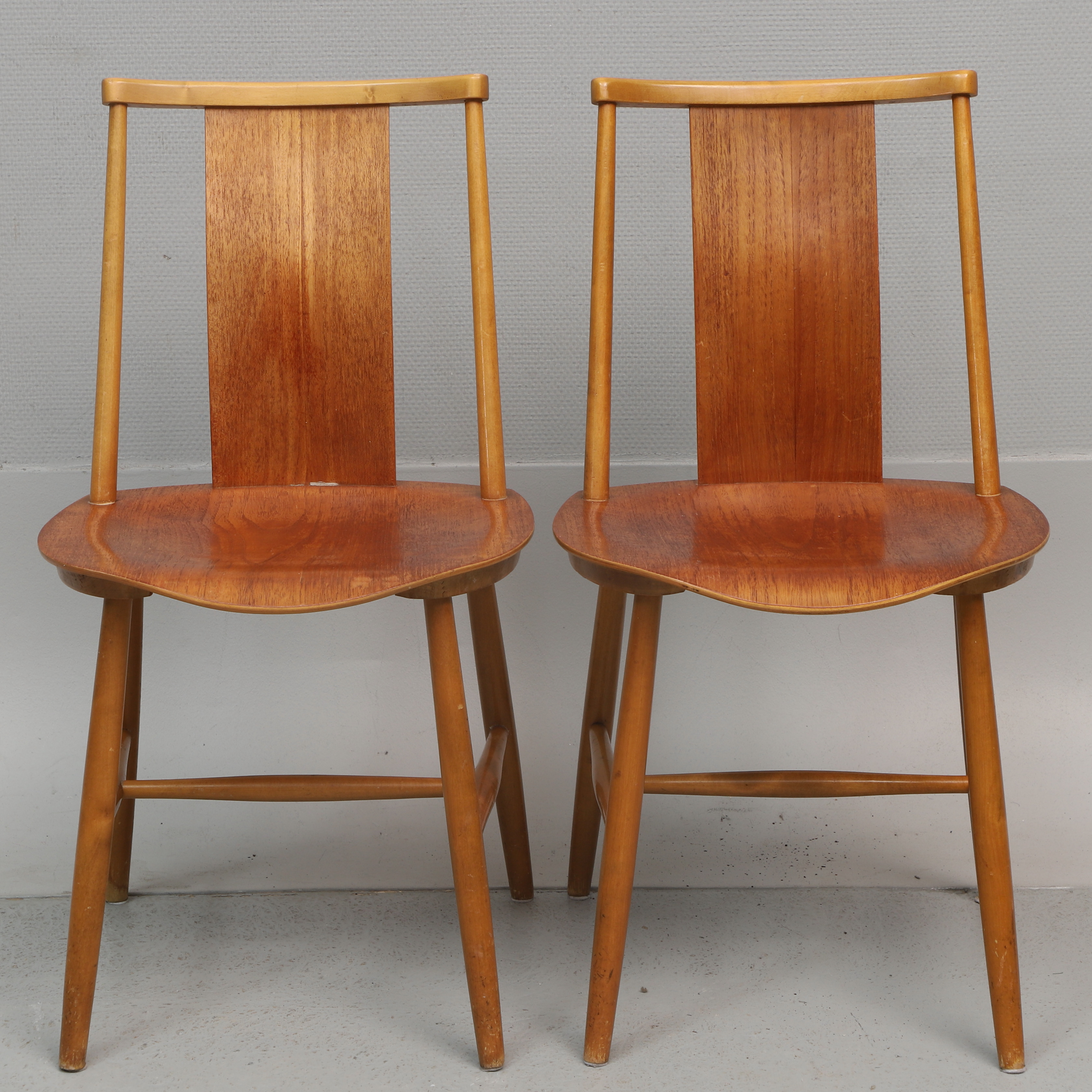 JAN HALLBERG. Stolar, ett par, teak och björk, AB Tallåsenstolar, 1960-tal.