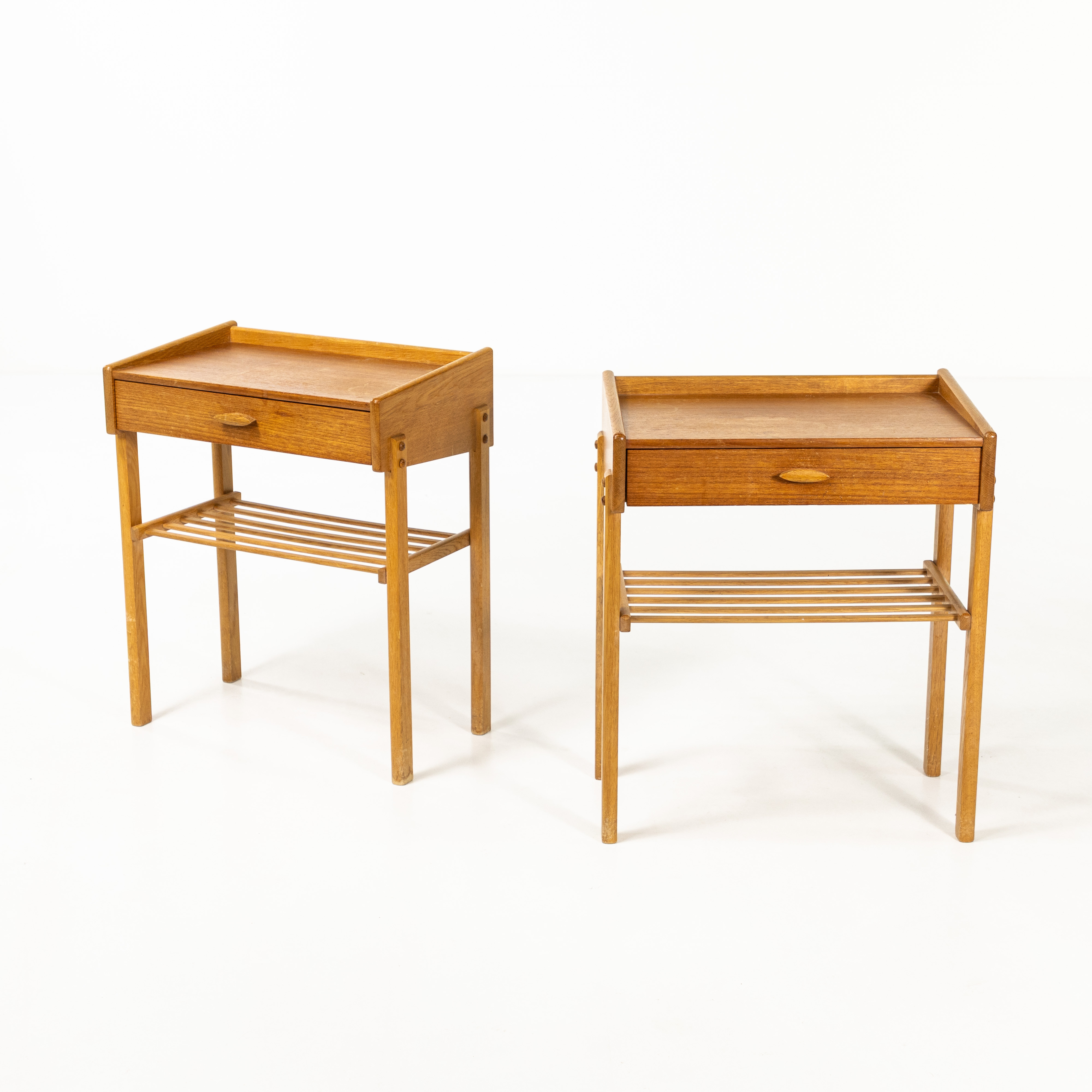 SÄNGBORD. Ek/teak, 60/70-tal.