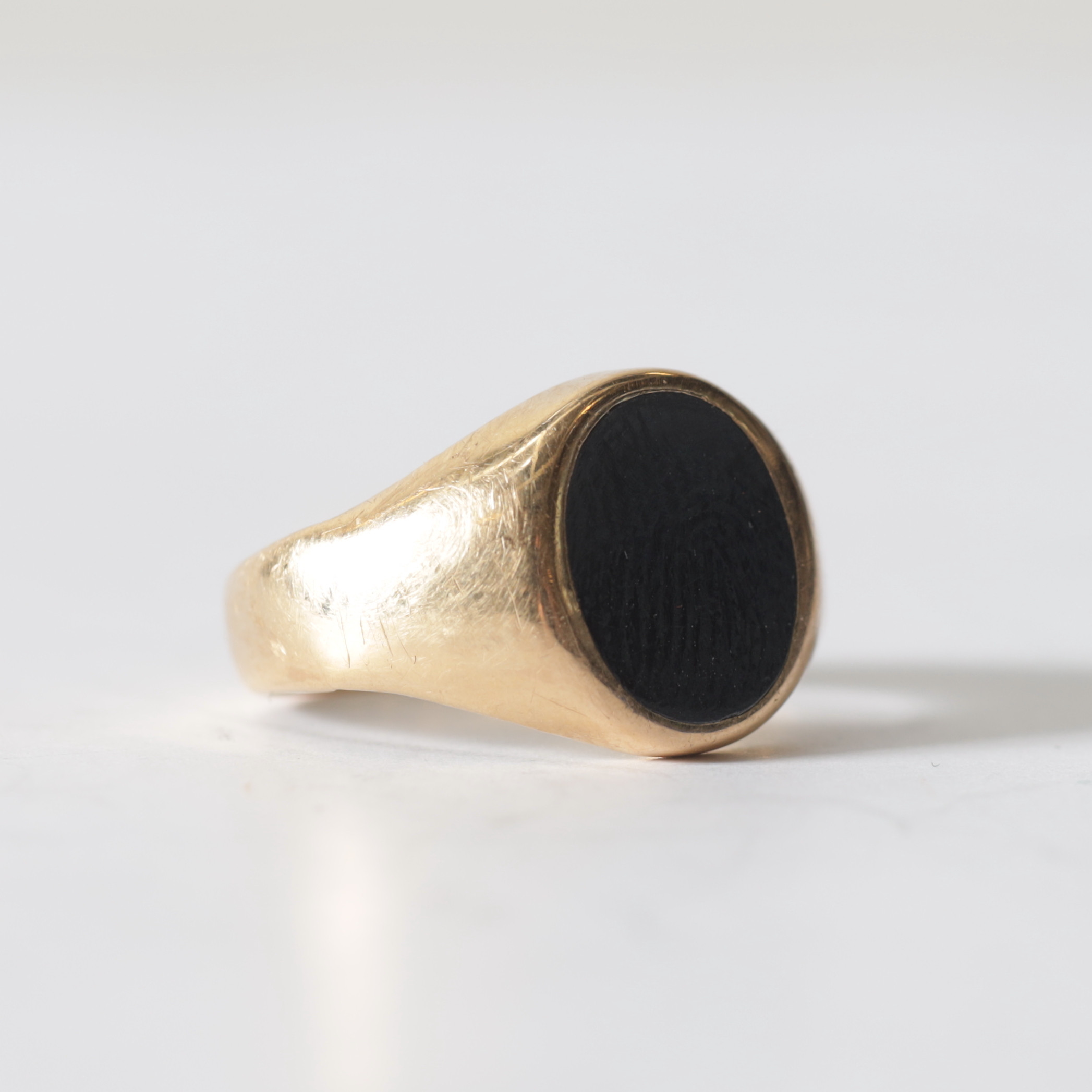 KLACKRING, 18K guld & onyx, 1950-tal. Totalvikt ca 3,8 gram.