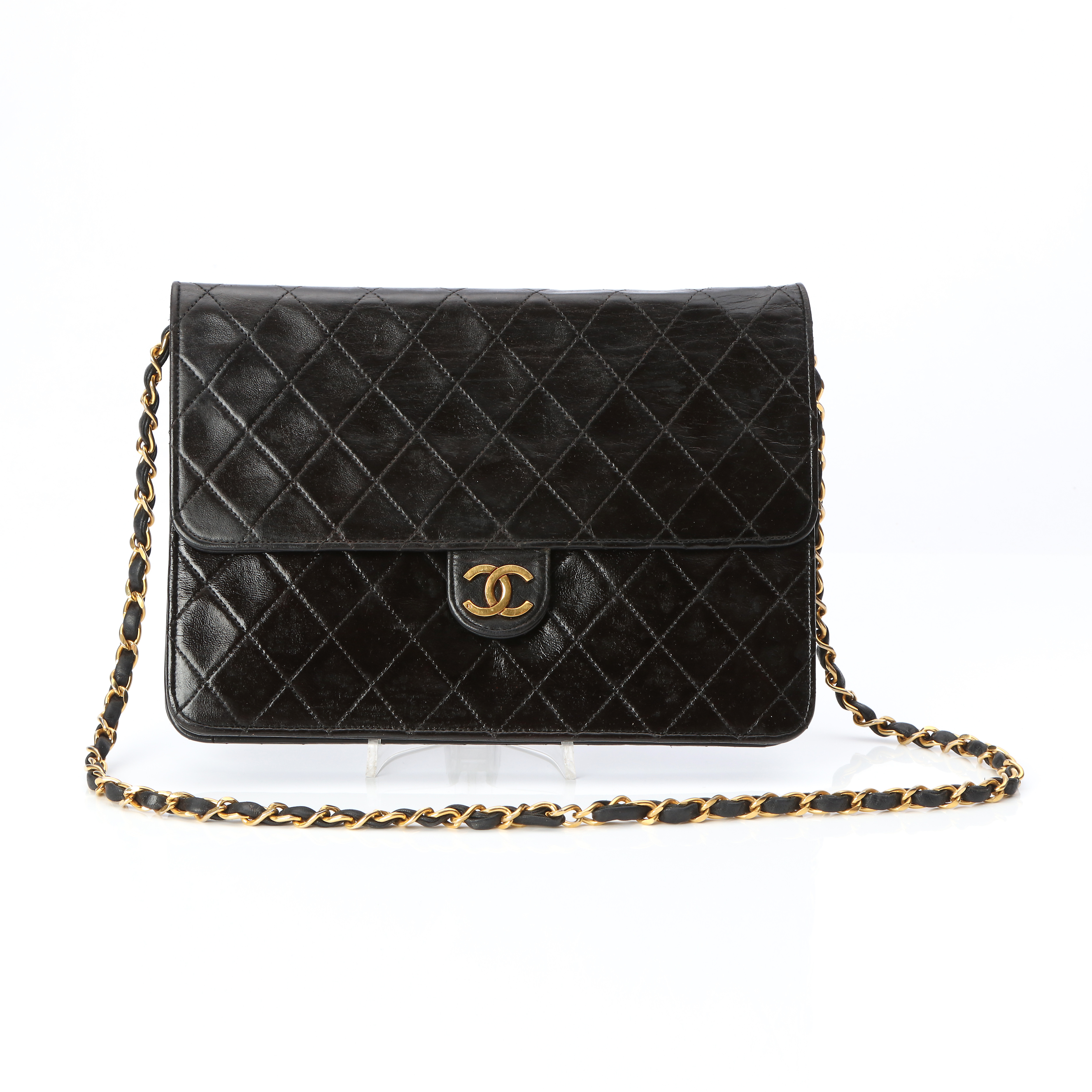 CHANEL, SINGLE FLAP BAG. Svart kviltat lammskinn med flätad axelrem.