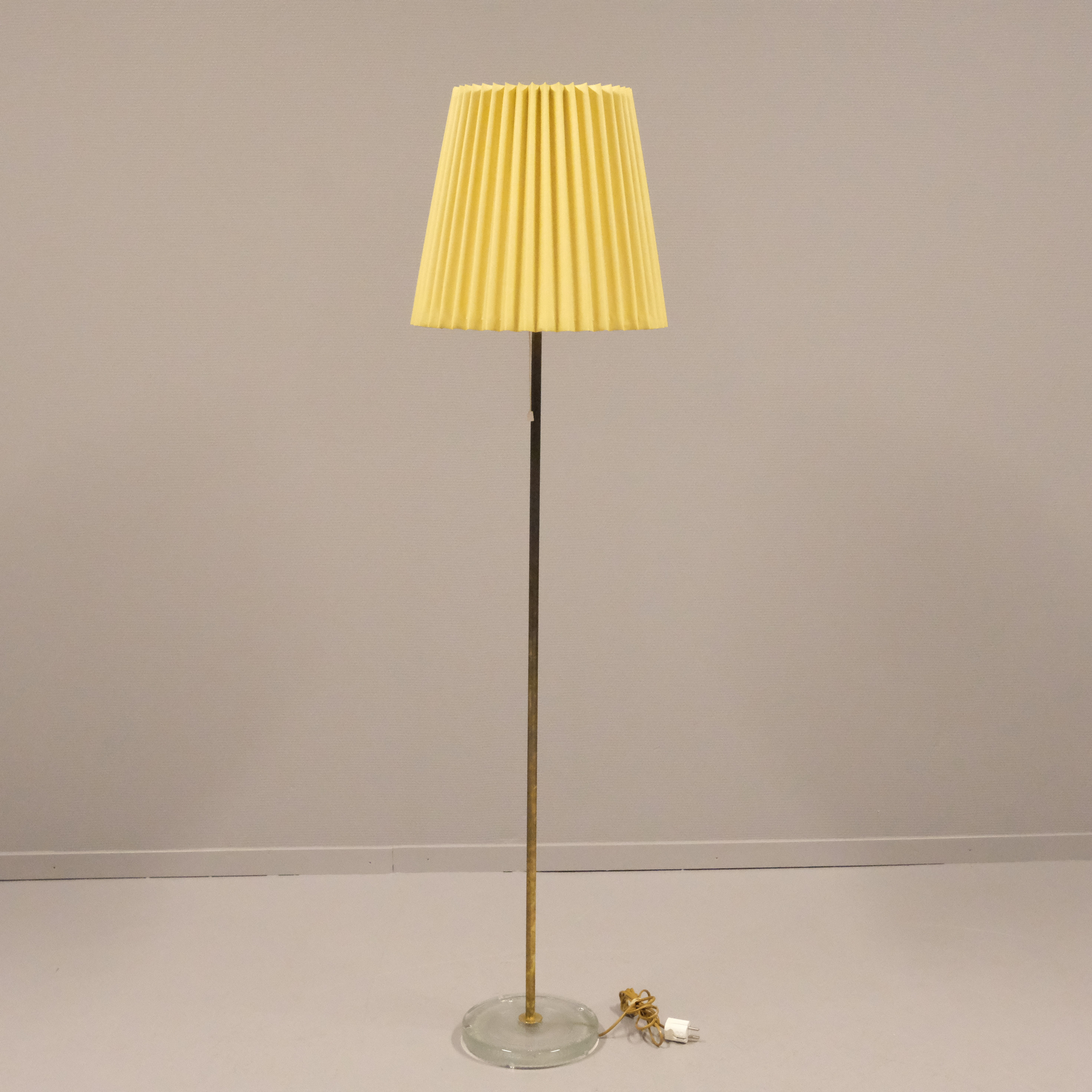 GOLVLAMPA, MÄSSING MED GLASFOT.
