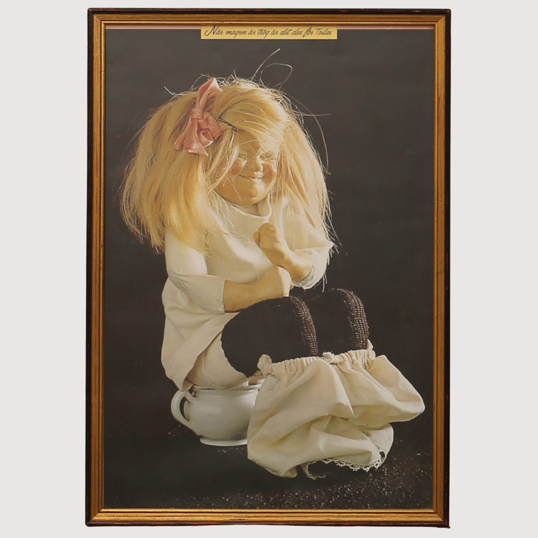 OIDENTIFIERAD KONSTNÄR. REKLAMPLANCH, rastertryck, "Toalettbesöket". 1900-talets sista fjärdedel.