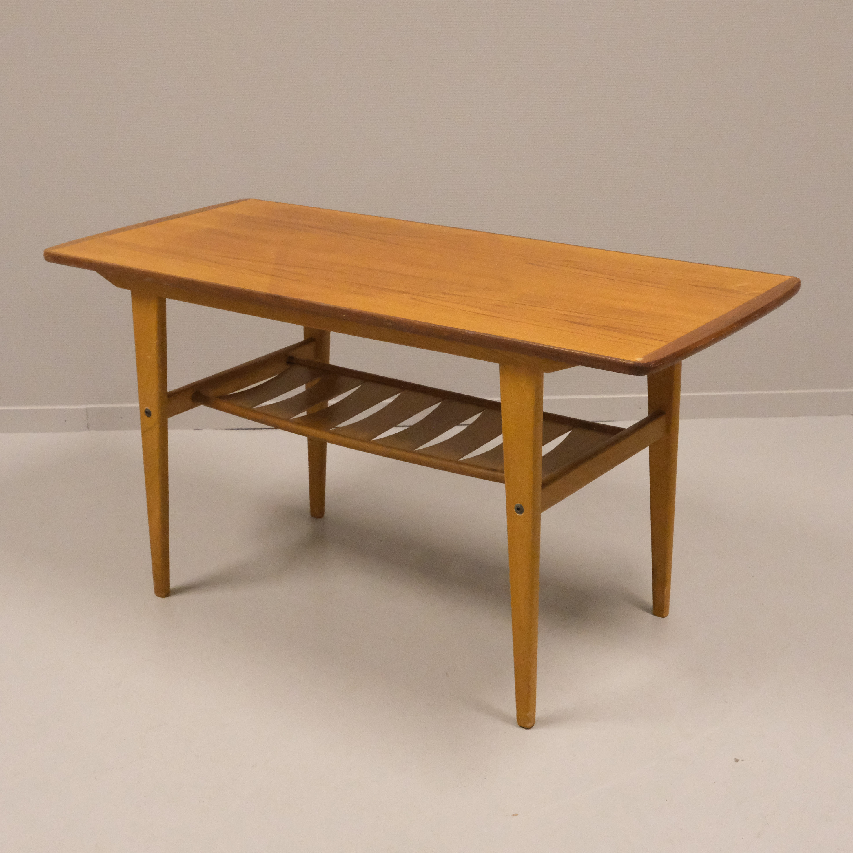 SOFFBORD MED TIDNINGSHYLLA, TEAK, 1960-TAL.
