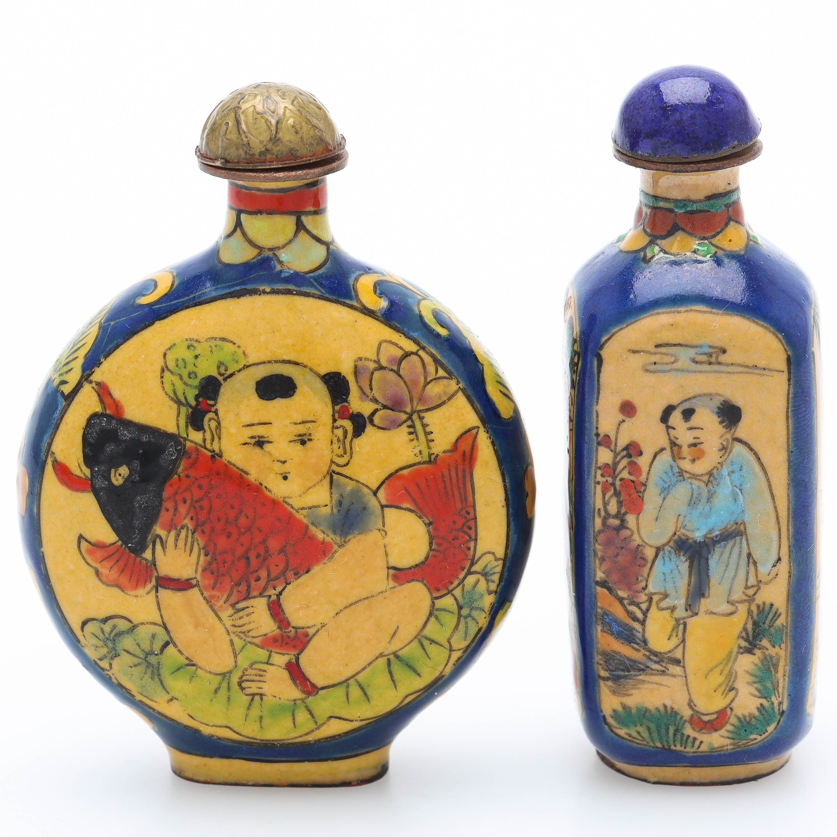 SNUSFLASKOR, 2 st, cloisonné, handmålad dekor av barn i olika miljöer, Kina, 1900-talets första hälft.