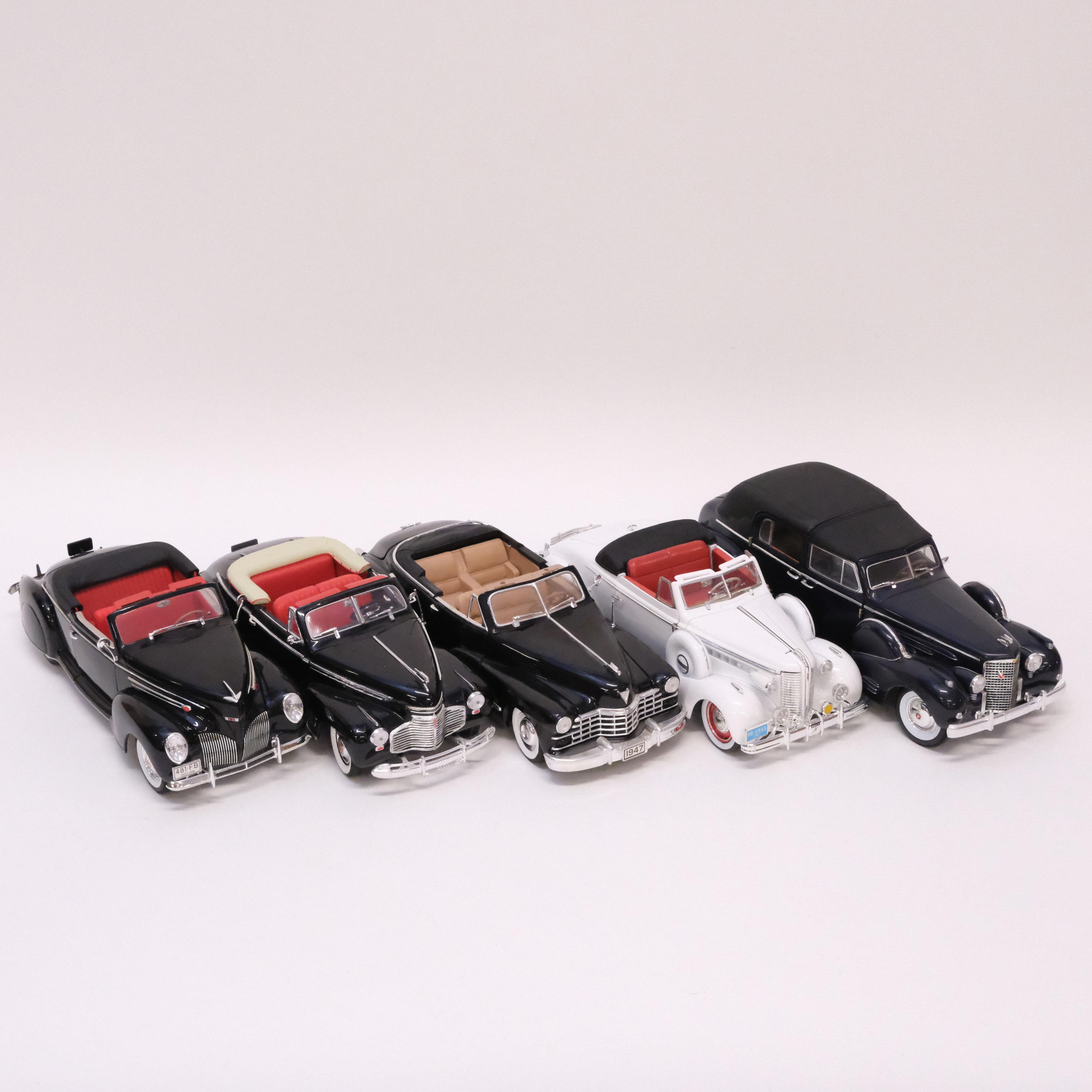 FEM MODELLBILAR. SIGNATURE MODELS, ANSON OCH UNIVERSAL HOBBIES. SKALA 1:18.