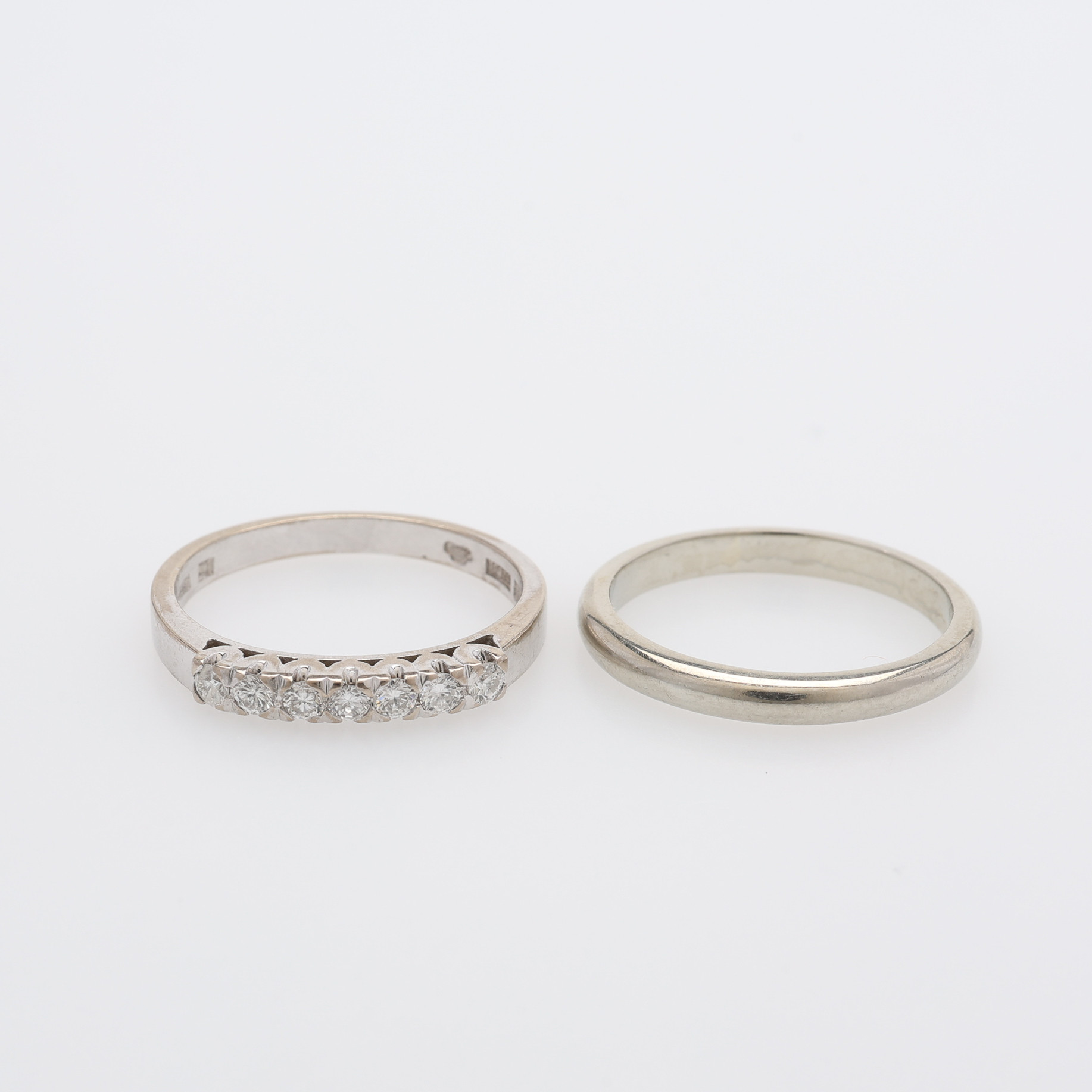 ALLIANSRING 0,21 CT TOTALT OCH SLÄTRING, 18K VITGULD.