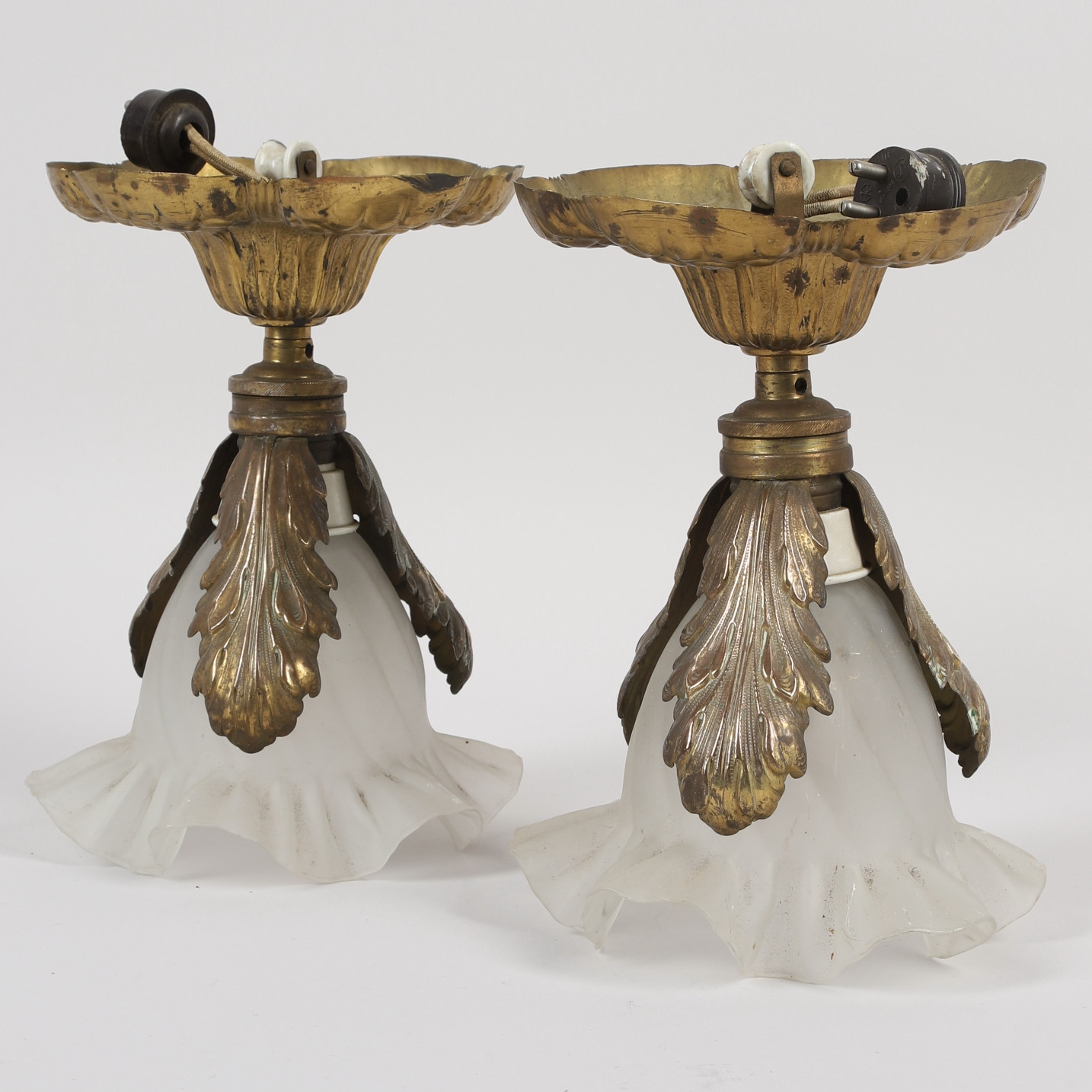 TAKLAMPOR, ett par, glas och mässing, 1900-talets första hälft.