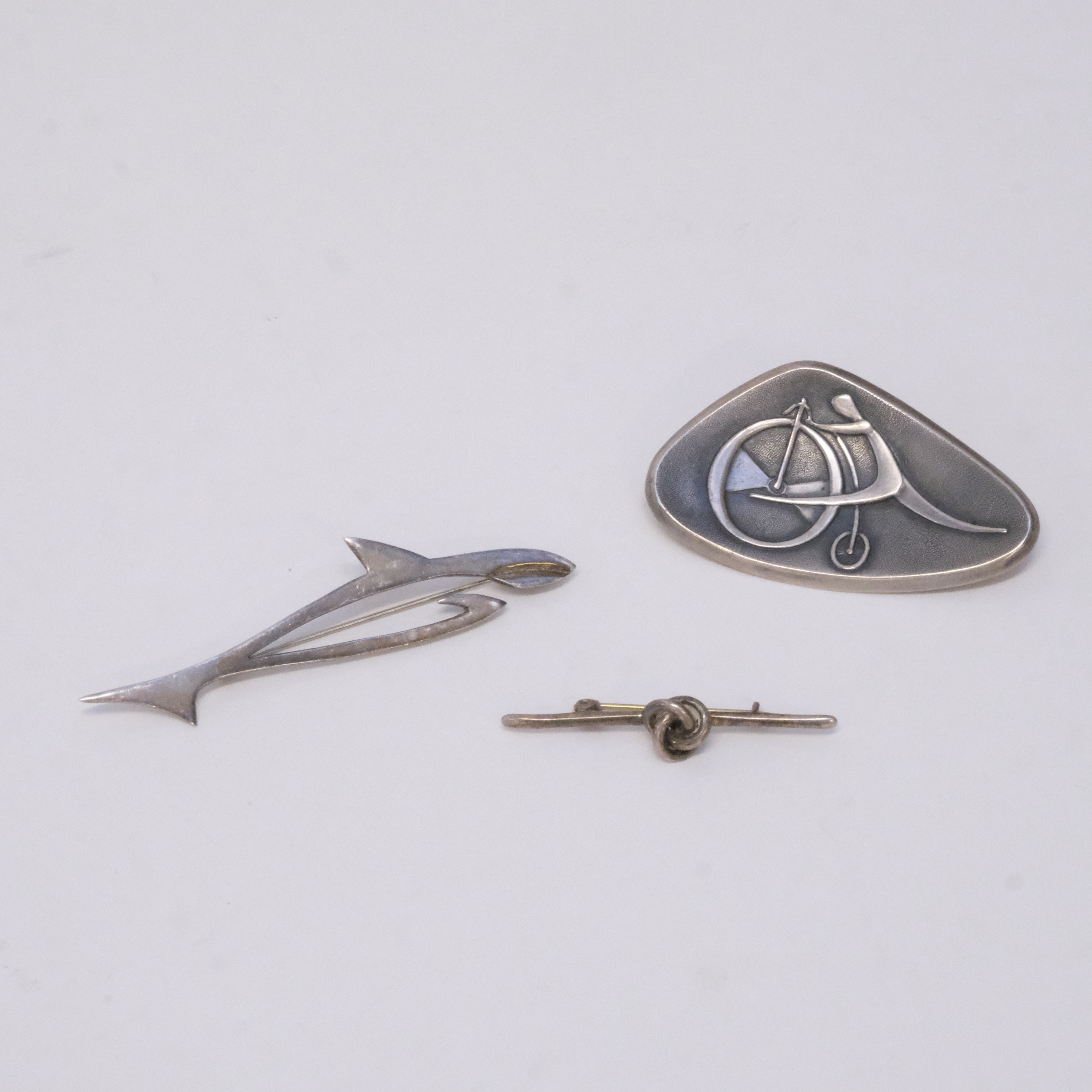 TRE STYCKEN BROSCHER, SILVER.
