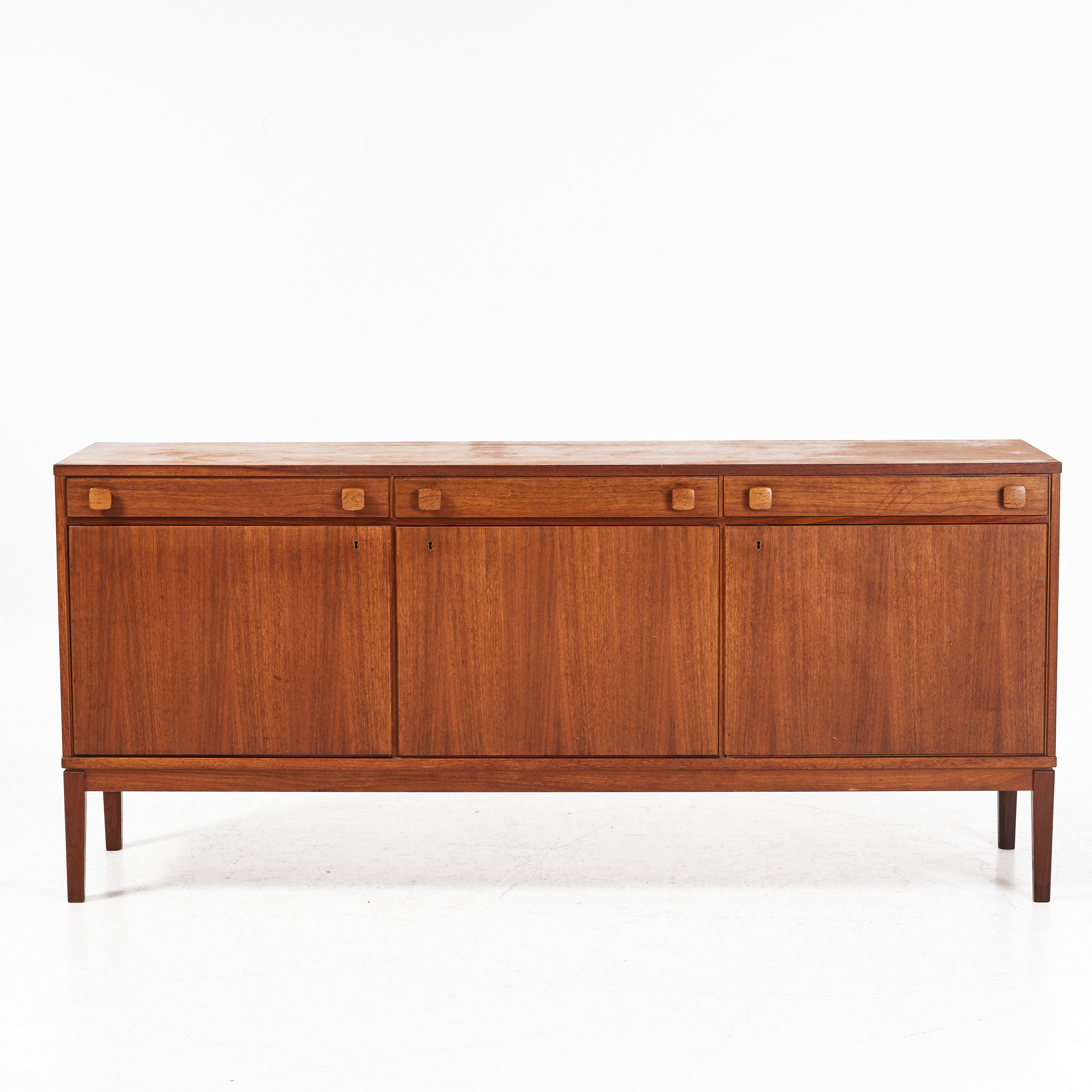 SIDEBOARD, 1960-tal, fanérad i teak, nyckelbussningar i mässing.