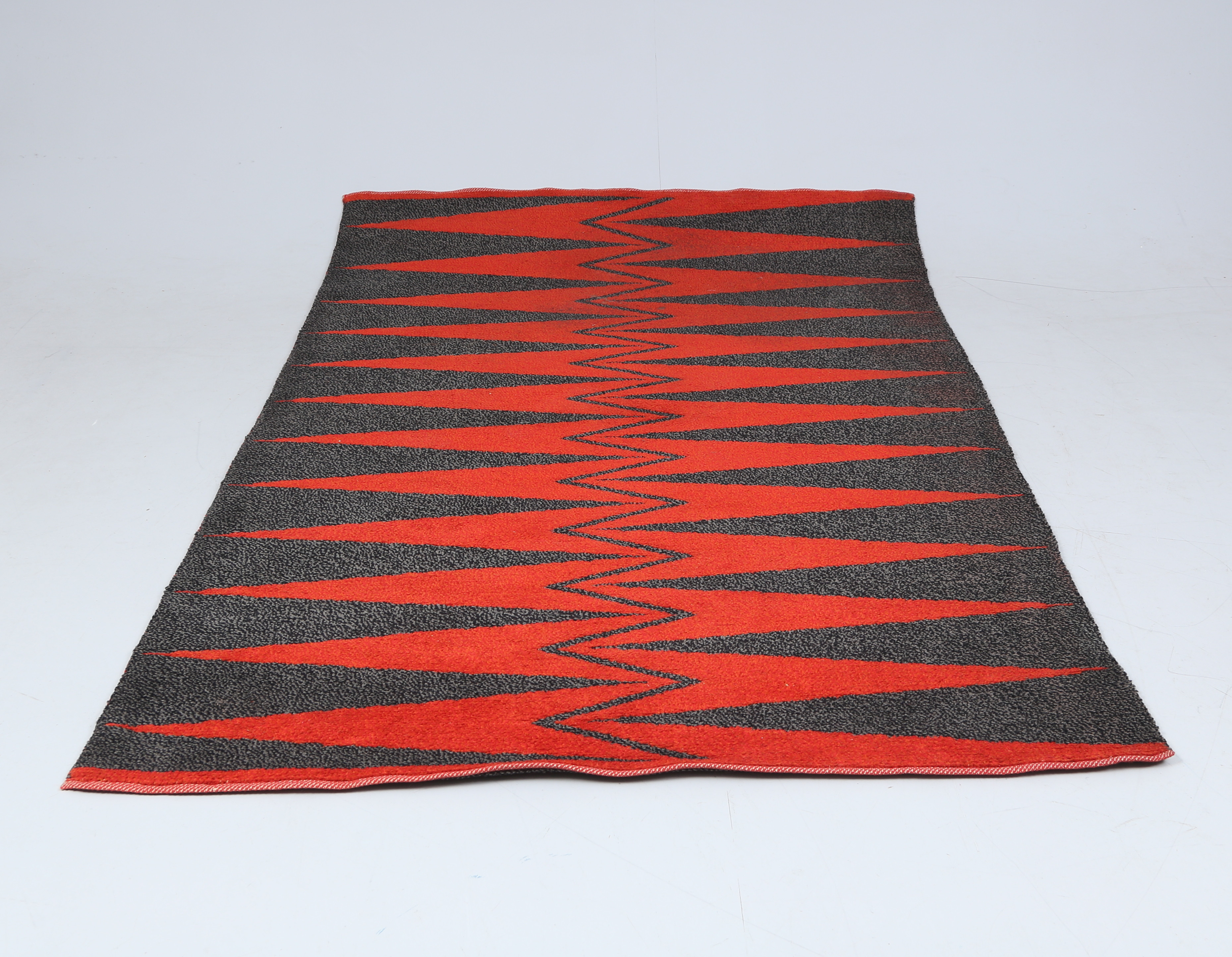 Matta, mått ca 242x157 cm, dubbelvävd, 1950 tal.