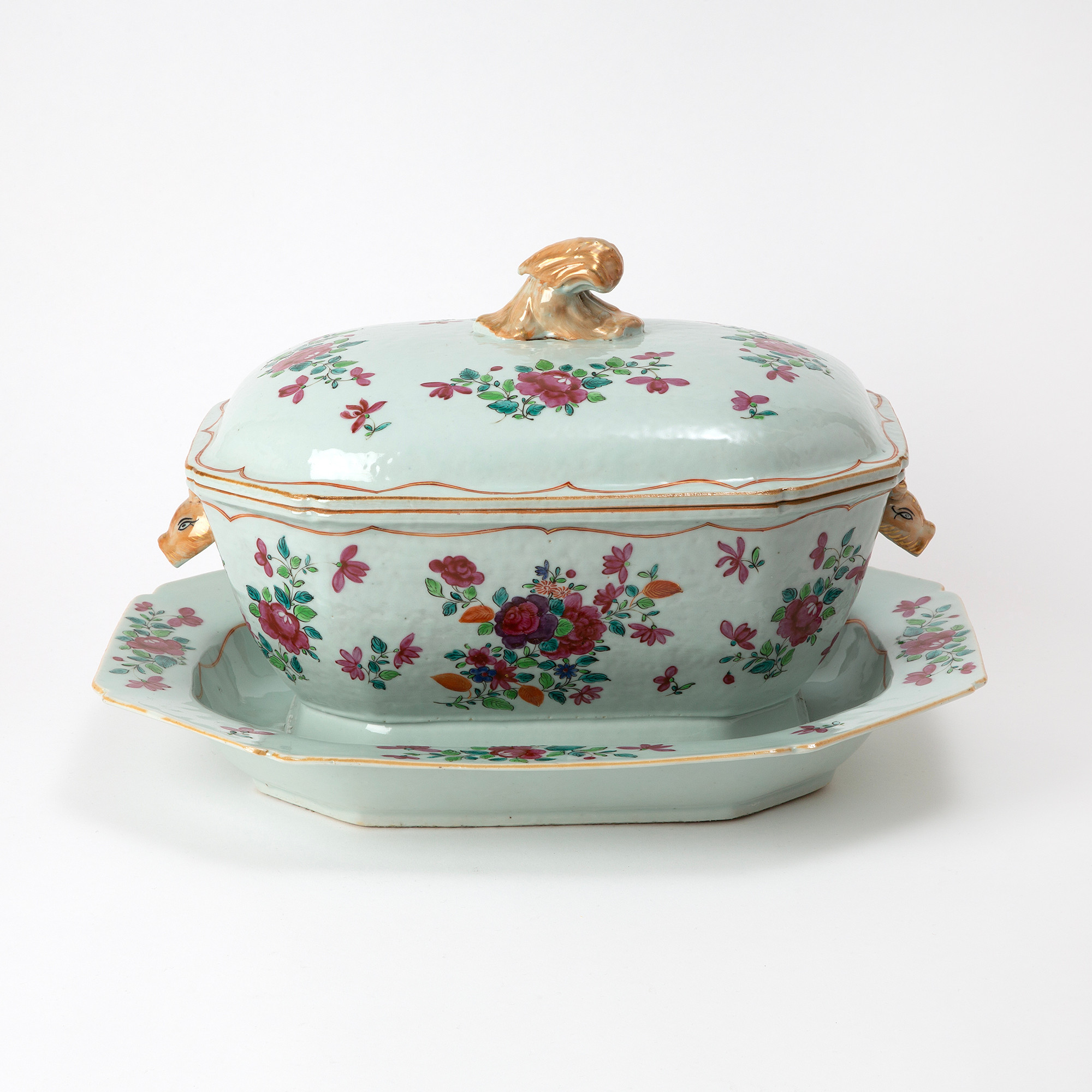 TERRIN MED FAT, porslin, famille rose, Kina, Qianlong (1736-95).