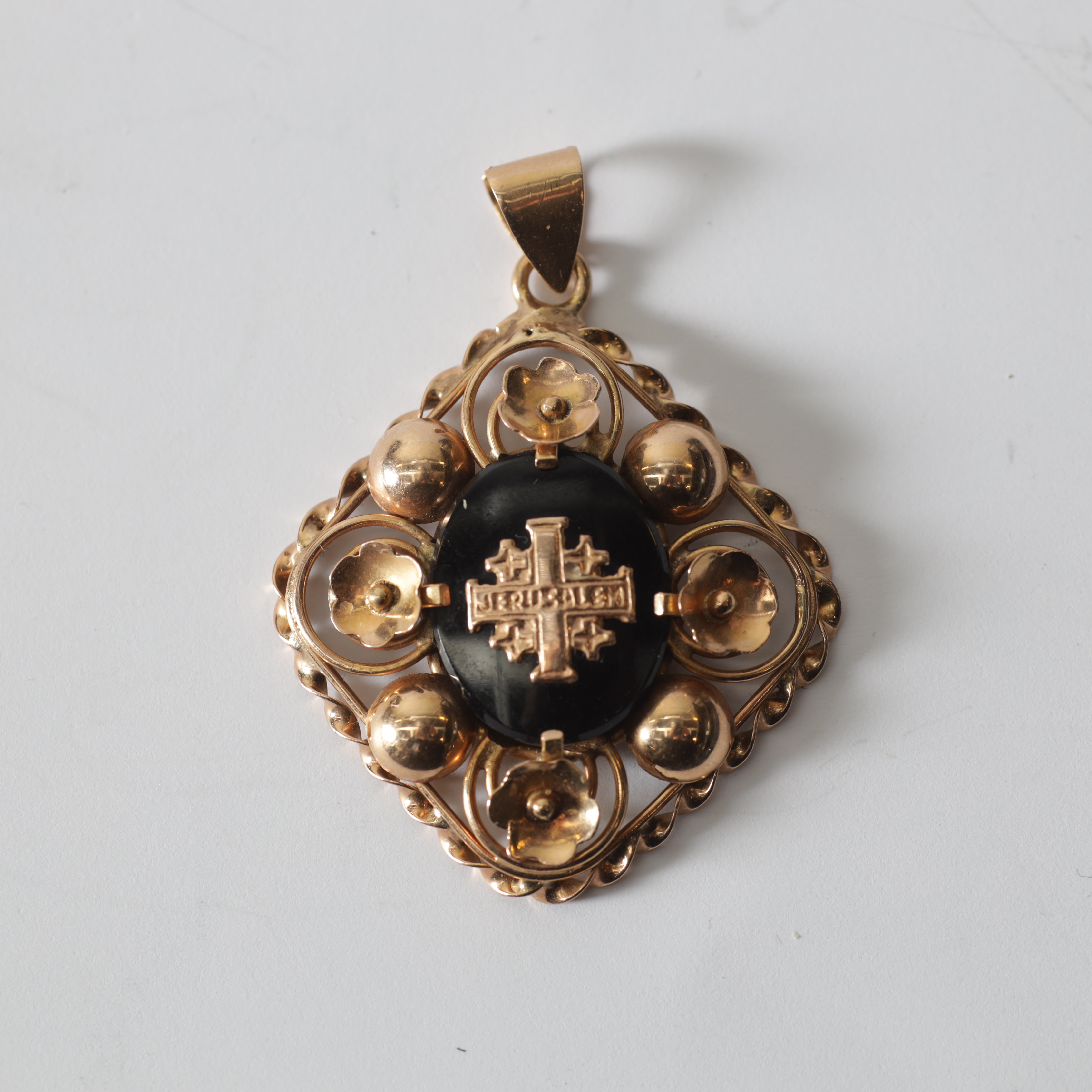 HÄNGE, 18K guld & onyx. Totalvikt ca 5,5 gram.