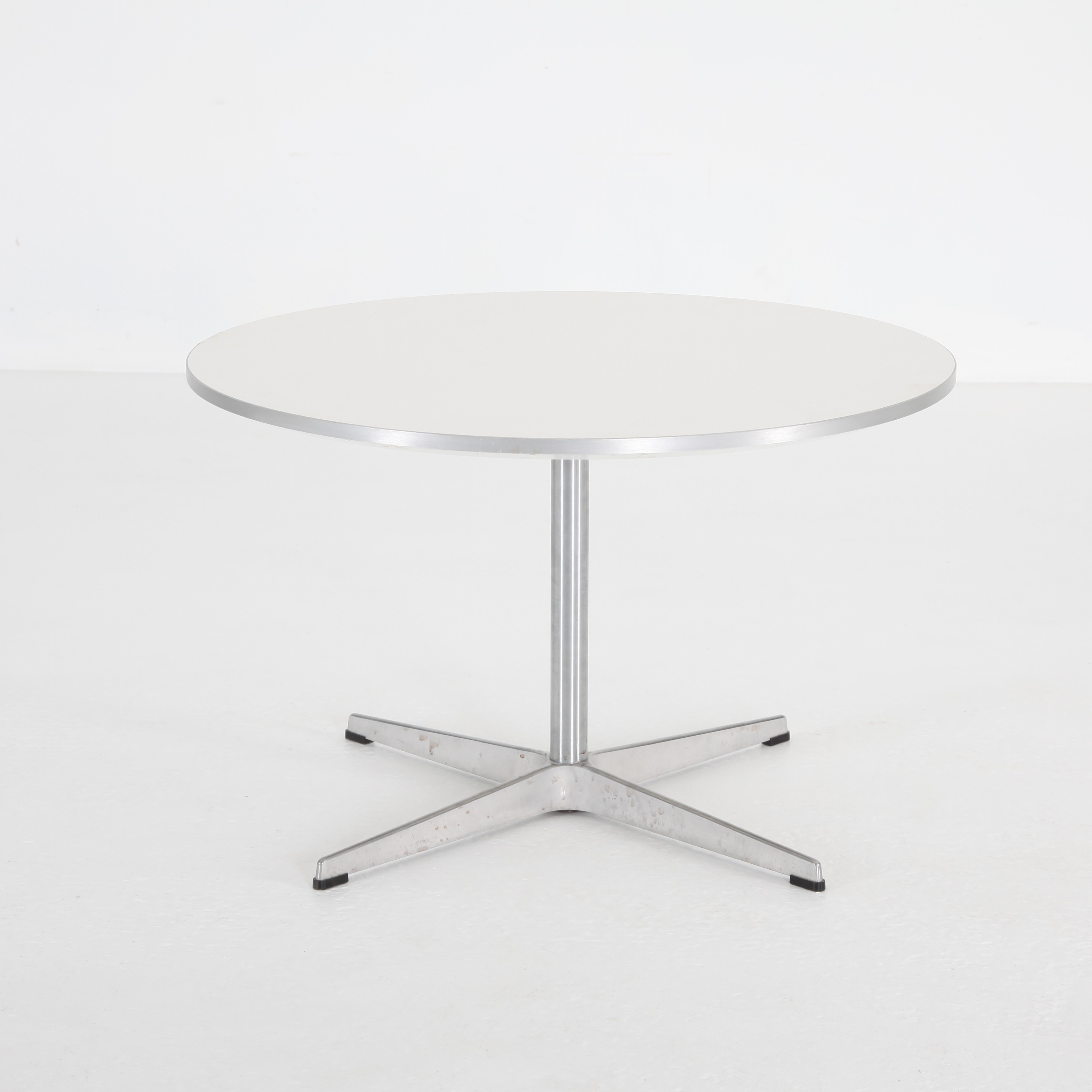 ARNE JACOBSEN. 1902-1971. Soffbord, Fritz Hansen 2004.