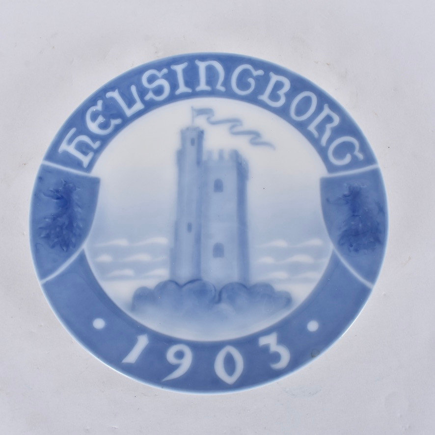 MINNESTALLRIK, porslin, Rörstrand, Helsingborgs Industri- och slöjdutställning 1903.