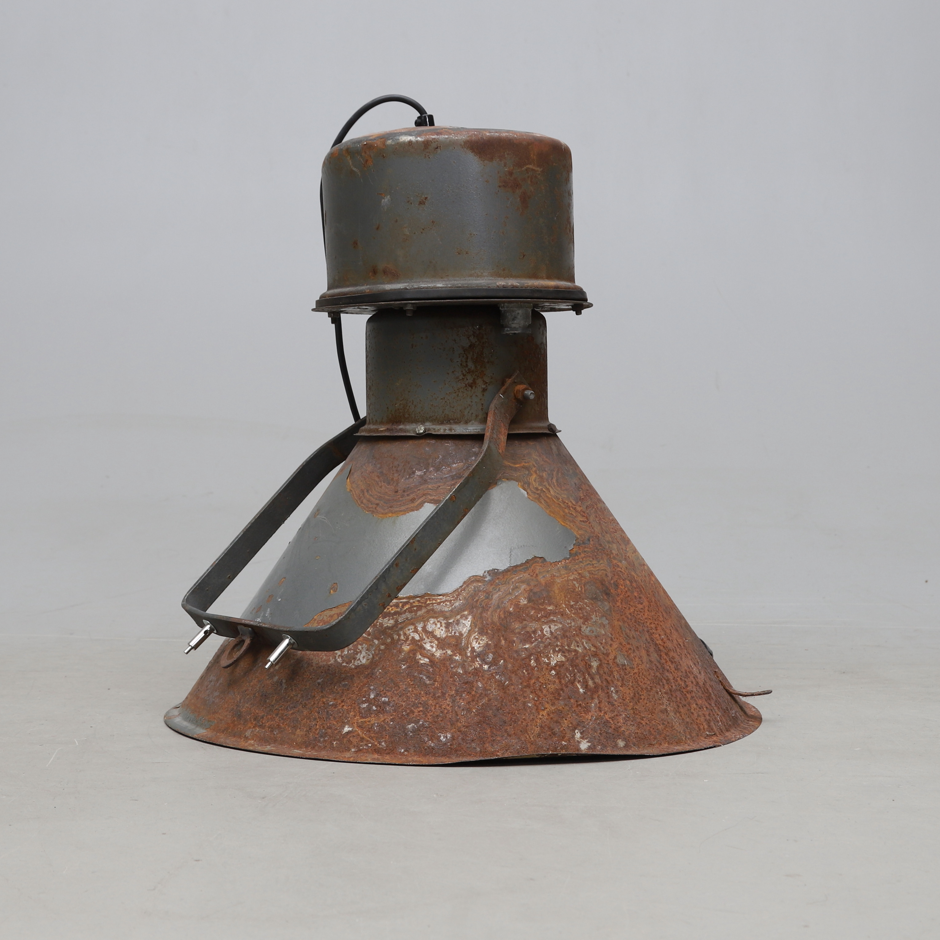 TAKLAMPA, metall, industrimodell, 1900-tal.