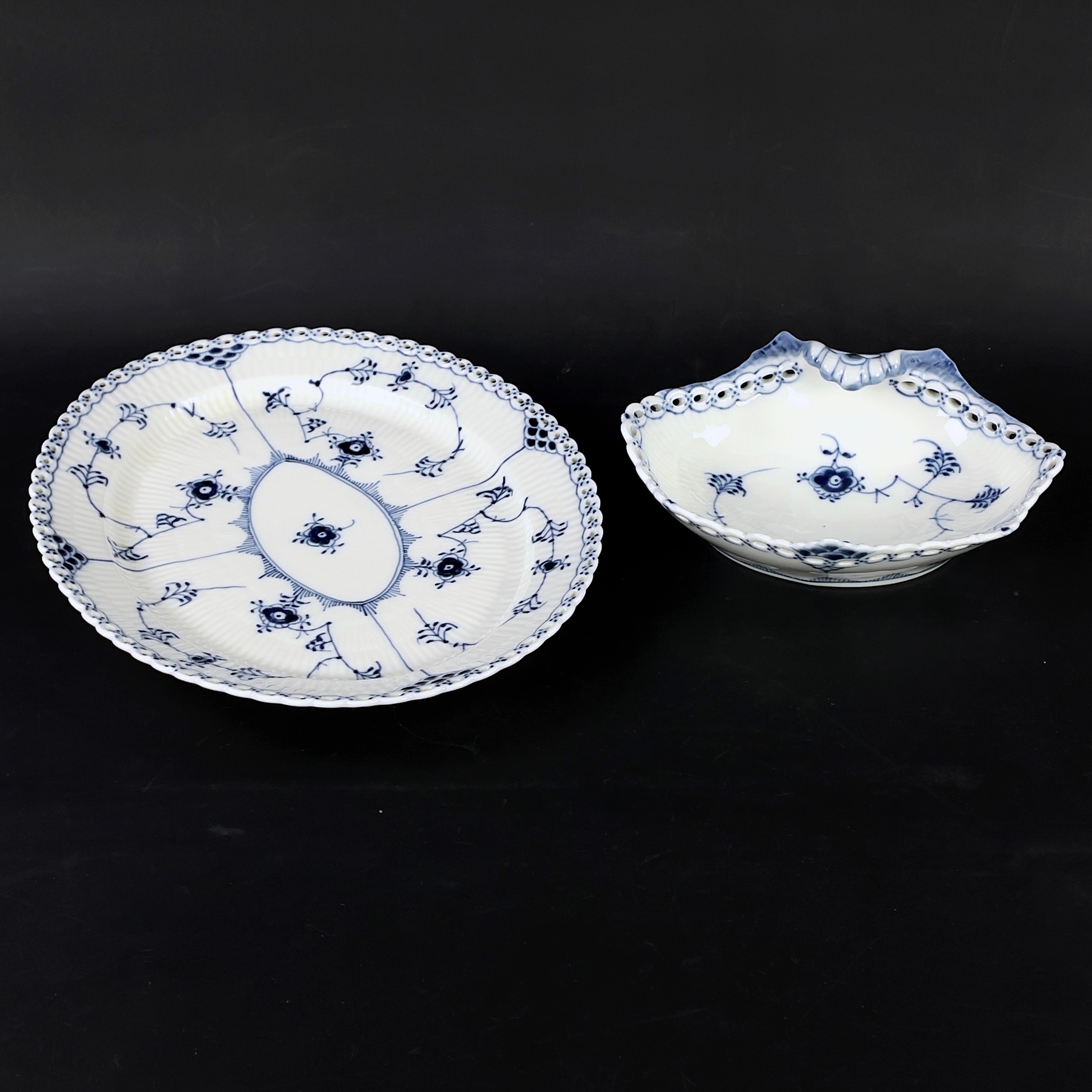 SERVISDELAR, musselmalet, uppläggningsfat nr 1147 samt skål nr 1074, helblond, Royal Copenhagen, Danmark.