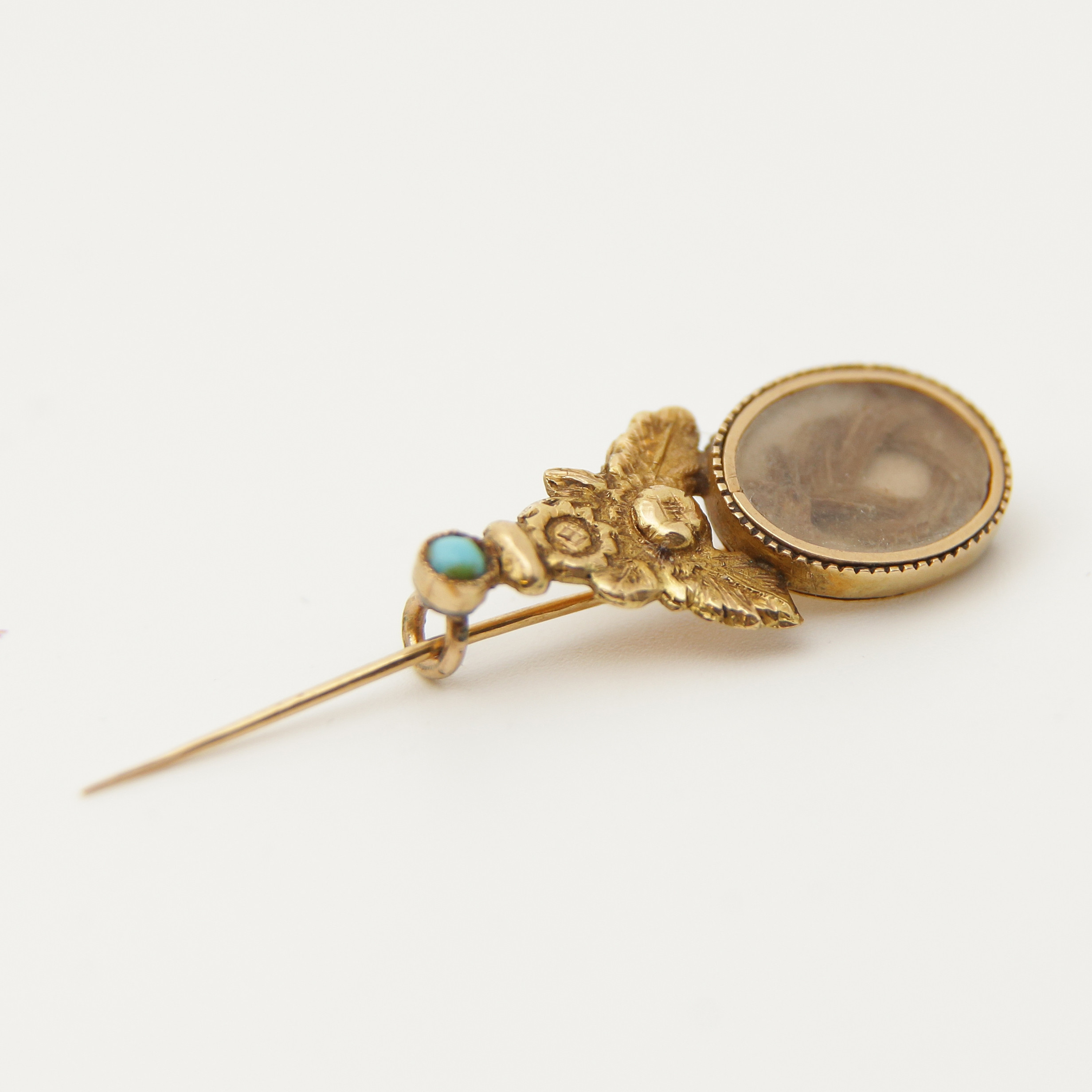 BROSCH, 18K GULD, MED HÅRGÖMMA, 1800-TAL.