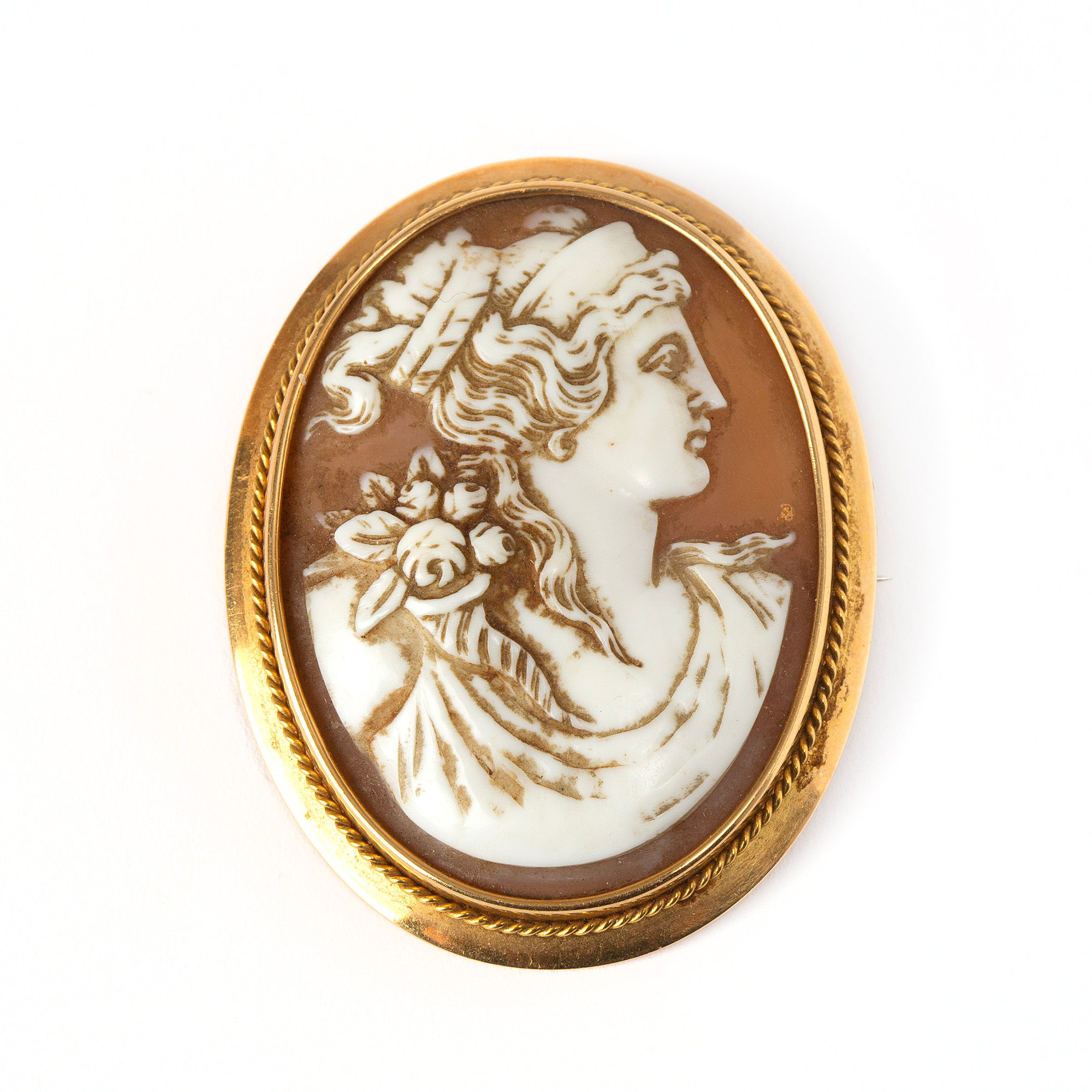 BROSCH, 18K guld med skuren snäckskalskamé, Bernhard Hertz, Stockholm, 1919.