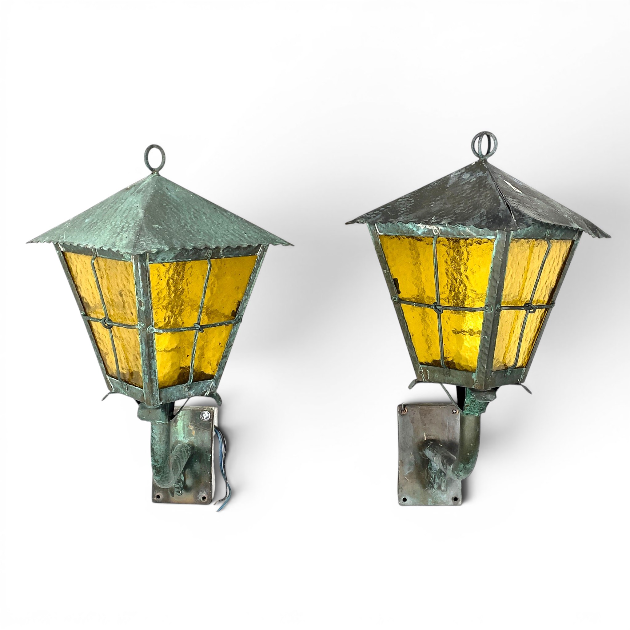 FASADLYKTOR, ett par. Hamrad koppar & glas, 1900-tal.