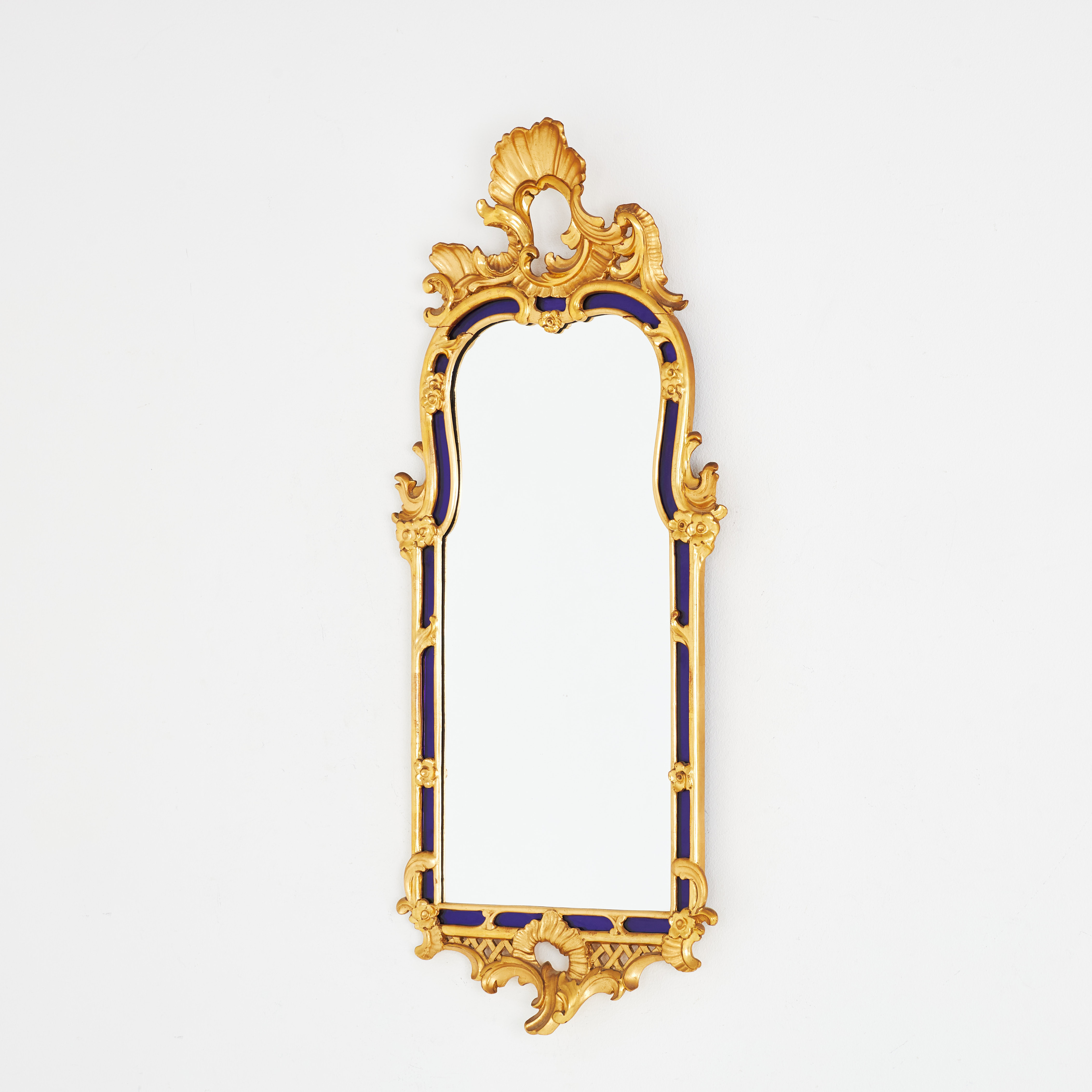 SPEGEL. Träskuren dekor, 1900-tal, inläggningar i blått glas.