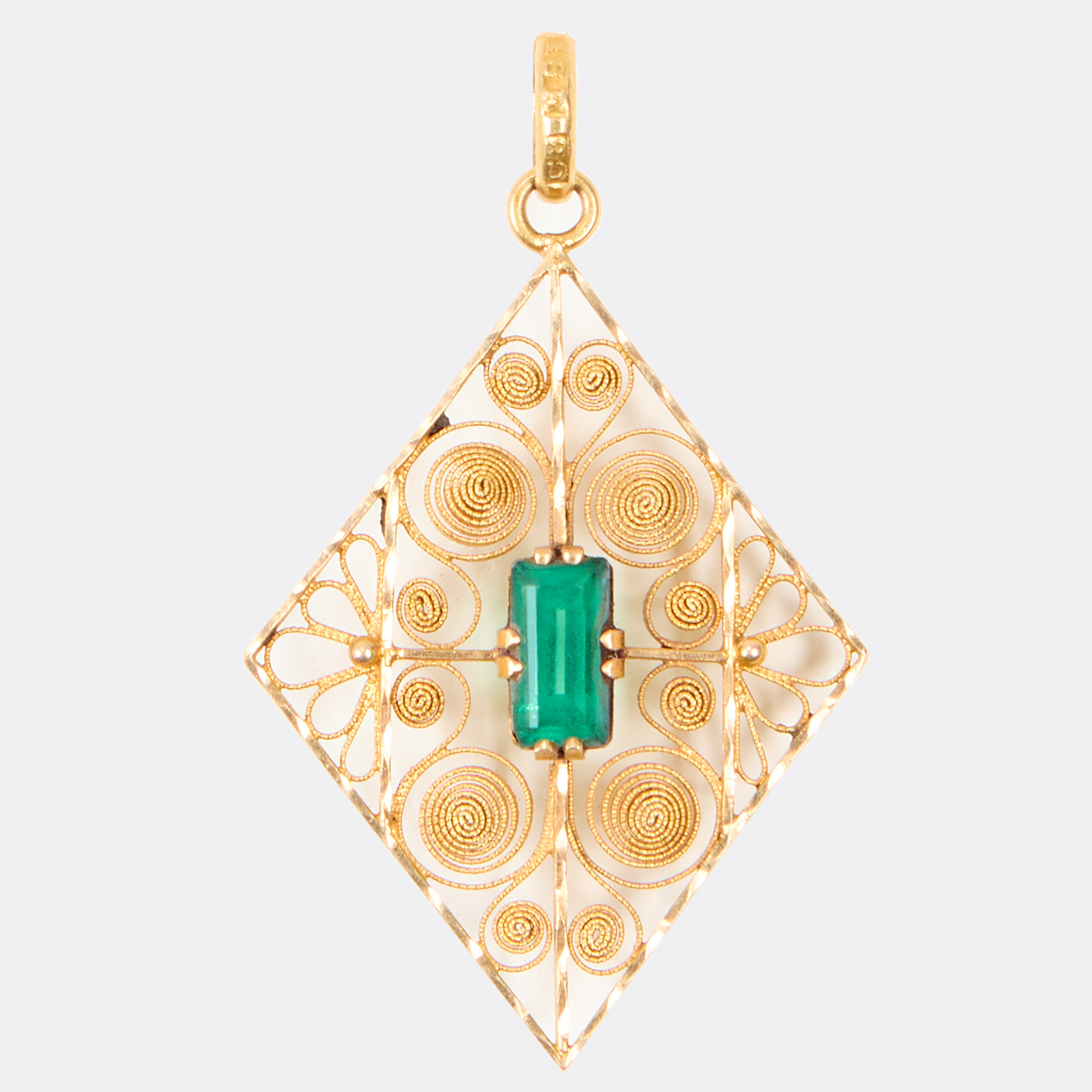 HÄNGE, filigran med grön sten, 18K guld, Stockholm 1929.