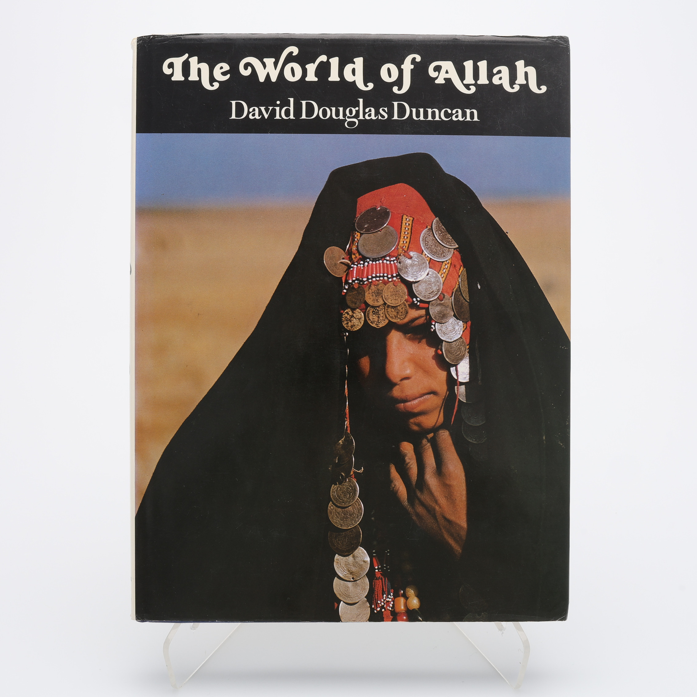 FOTO. DEN AMERIKANSKE FOTOGRAFEN DAVID DOUGLAS DUNCANS "THE WORLD OF ALLAH" I FÖRSTA UPPLAGAN, 1982.