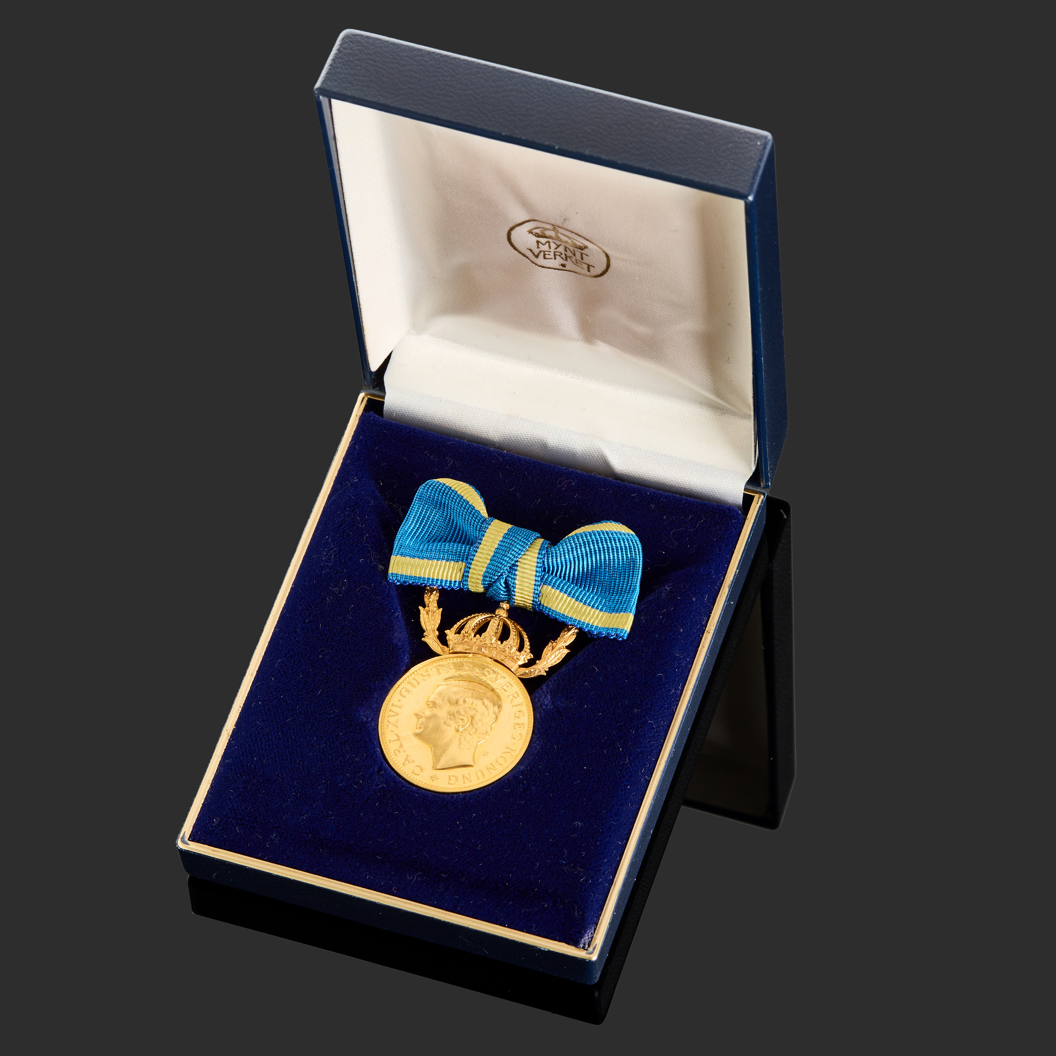 FÖRTJÄNSTMEDALJ, 23K/18K guld, "För nit och redlighet i rikets tjänst", Kung Carl XVI Gustaf, 1985. Myntverket, Eskilstuna.