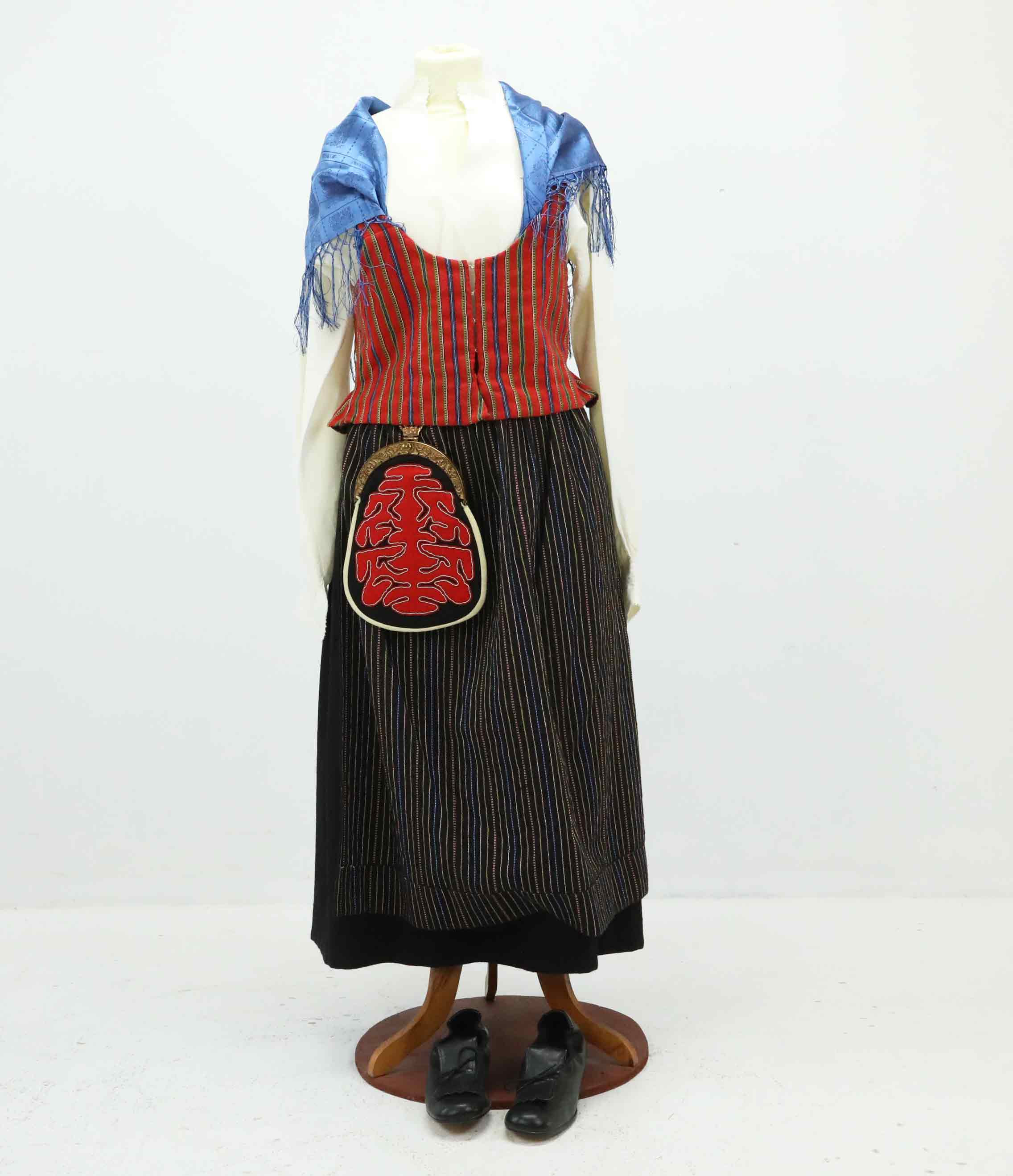 FOLKDRÄKT, dam, 7 delar, stl 38/40, Ljusdal, Hälsingland, 1900-tal.