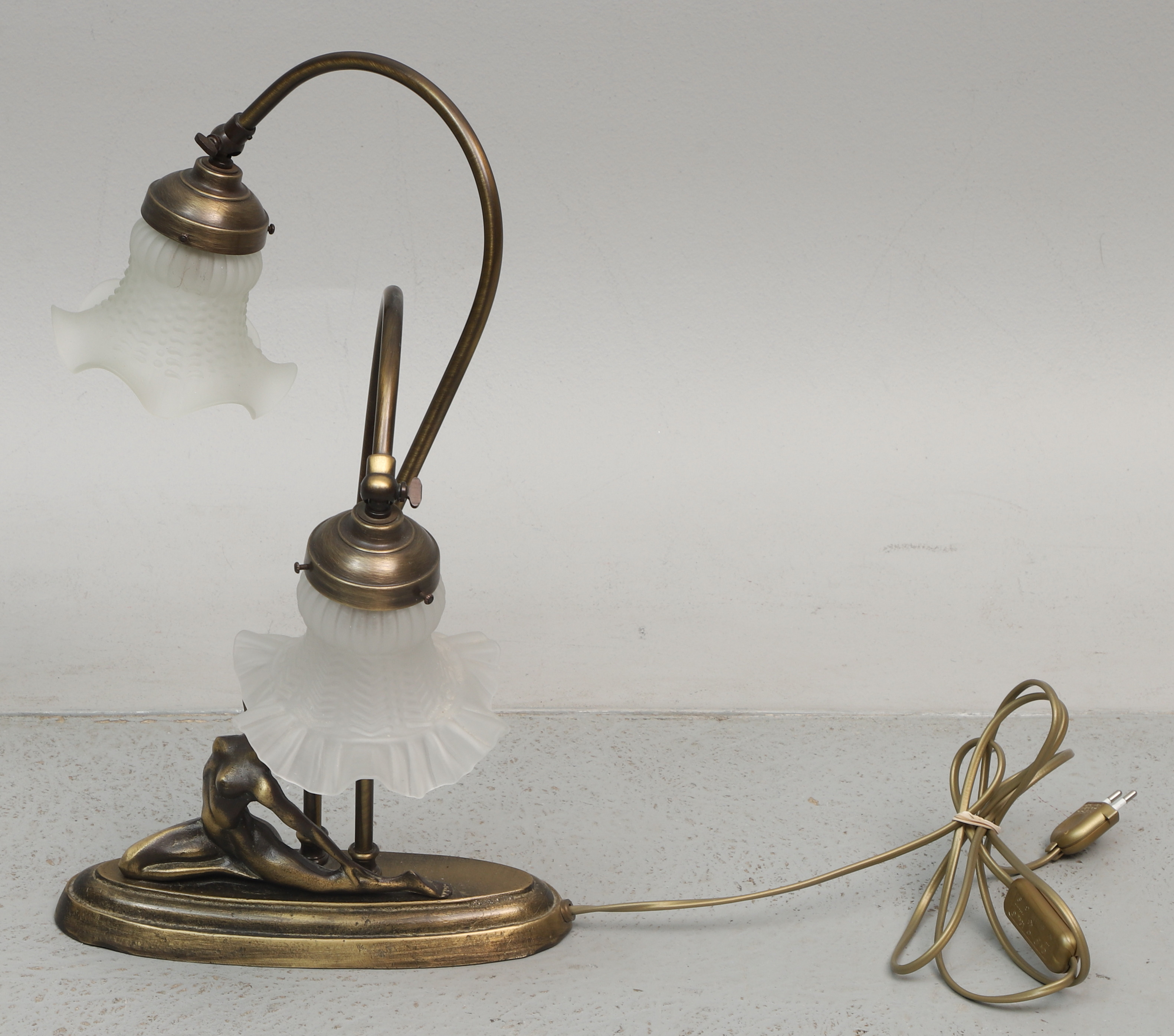 BORDSLAMPA, brons, poserande kvinna, Art Decostil, Lyktan, 1900-tal.