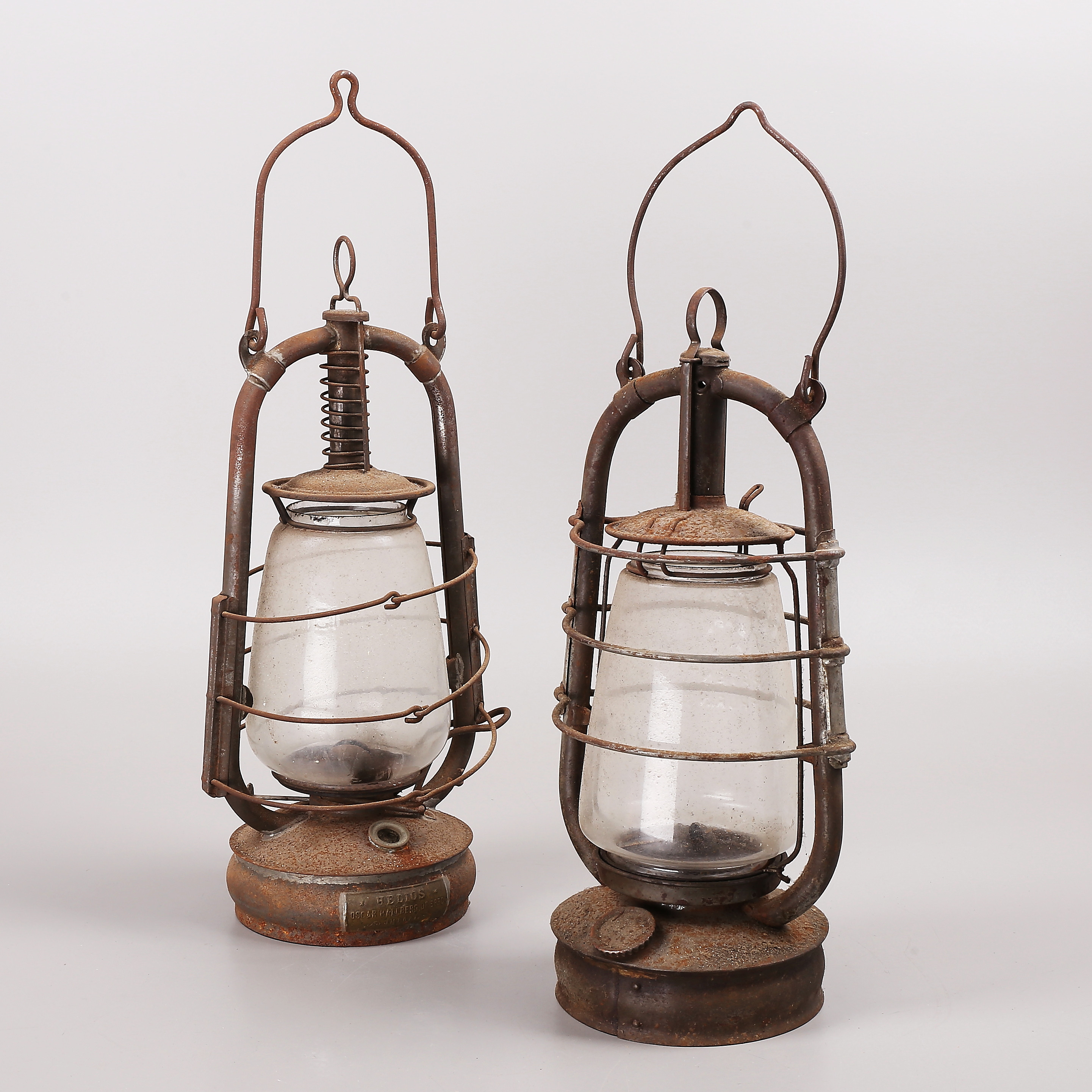 STORMLYKTOR, 2 st, metall/glas, 1900-talets första hälft.
