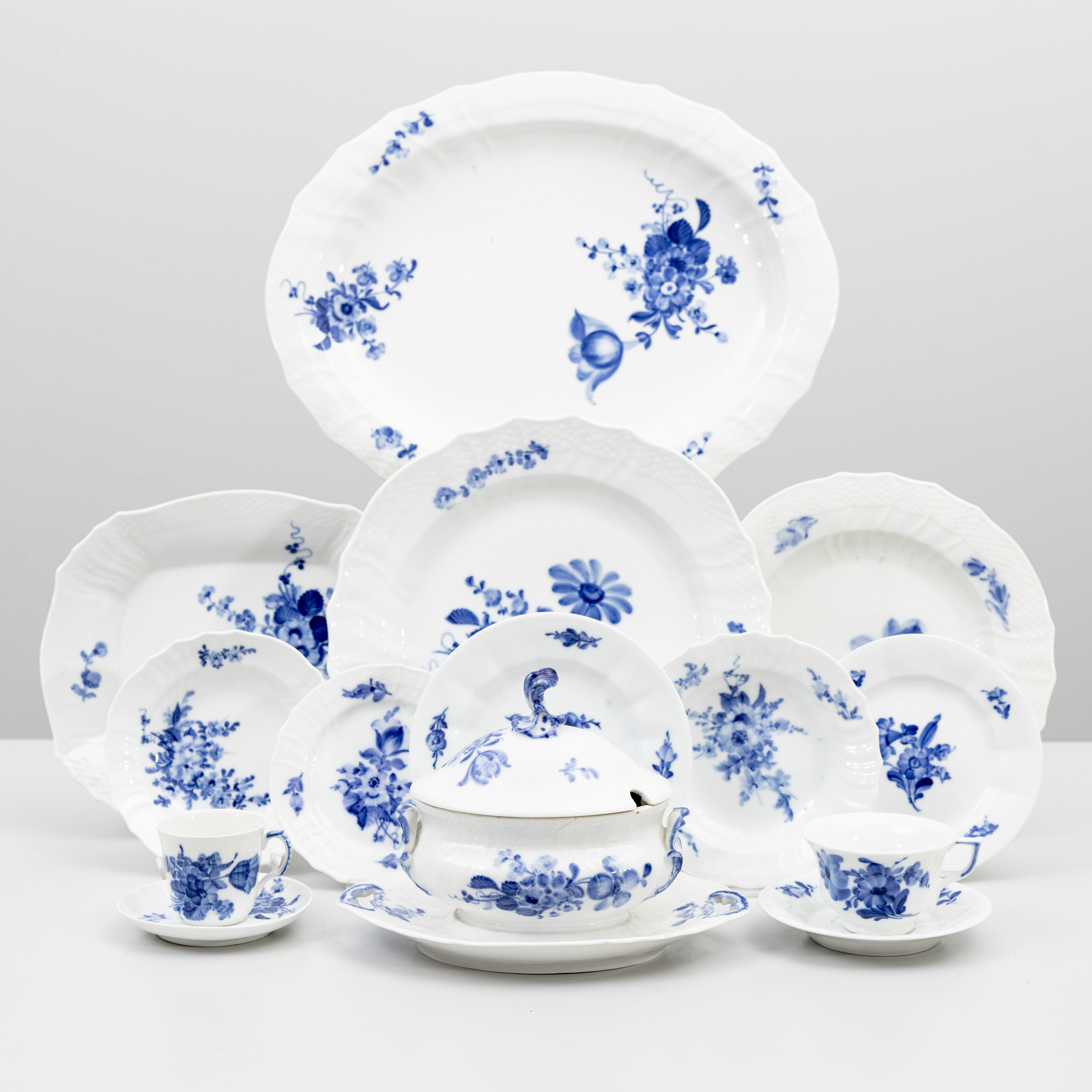MAT och KAFFESERVIS, 61 delar, porslin, "Blå Blomst", Royal Copenhagen, Danmark.