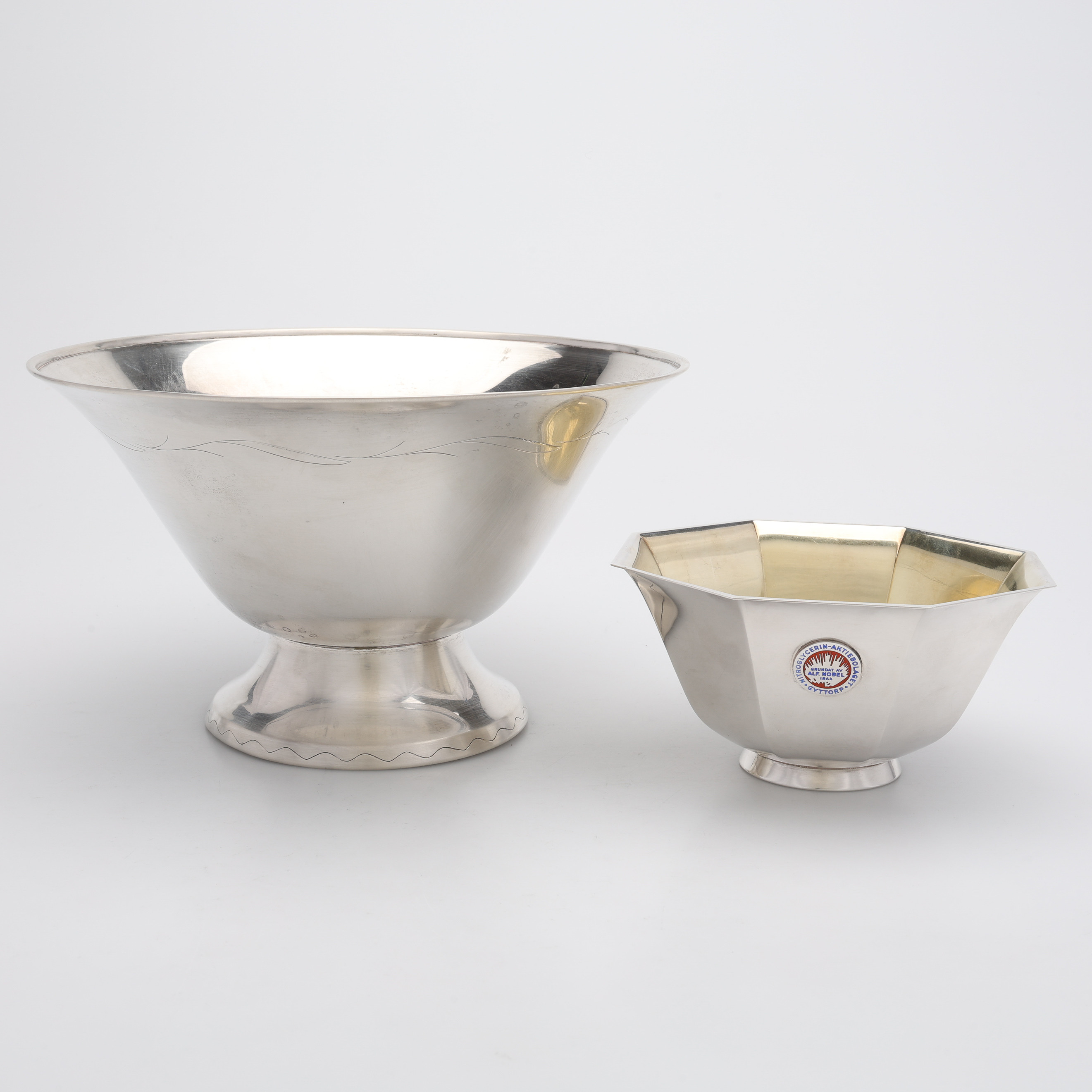 SKÅLAR AV SILVER, 2 ST, MGAB OCH C.G HALLBERG, 1930 och 1959, totalt 518 g.