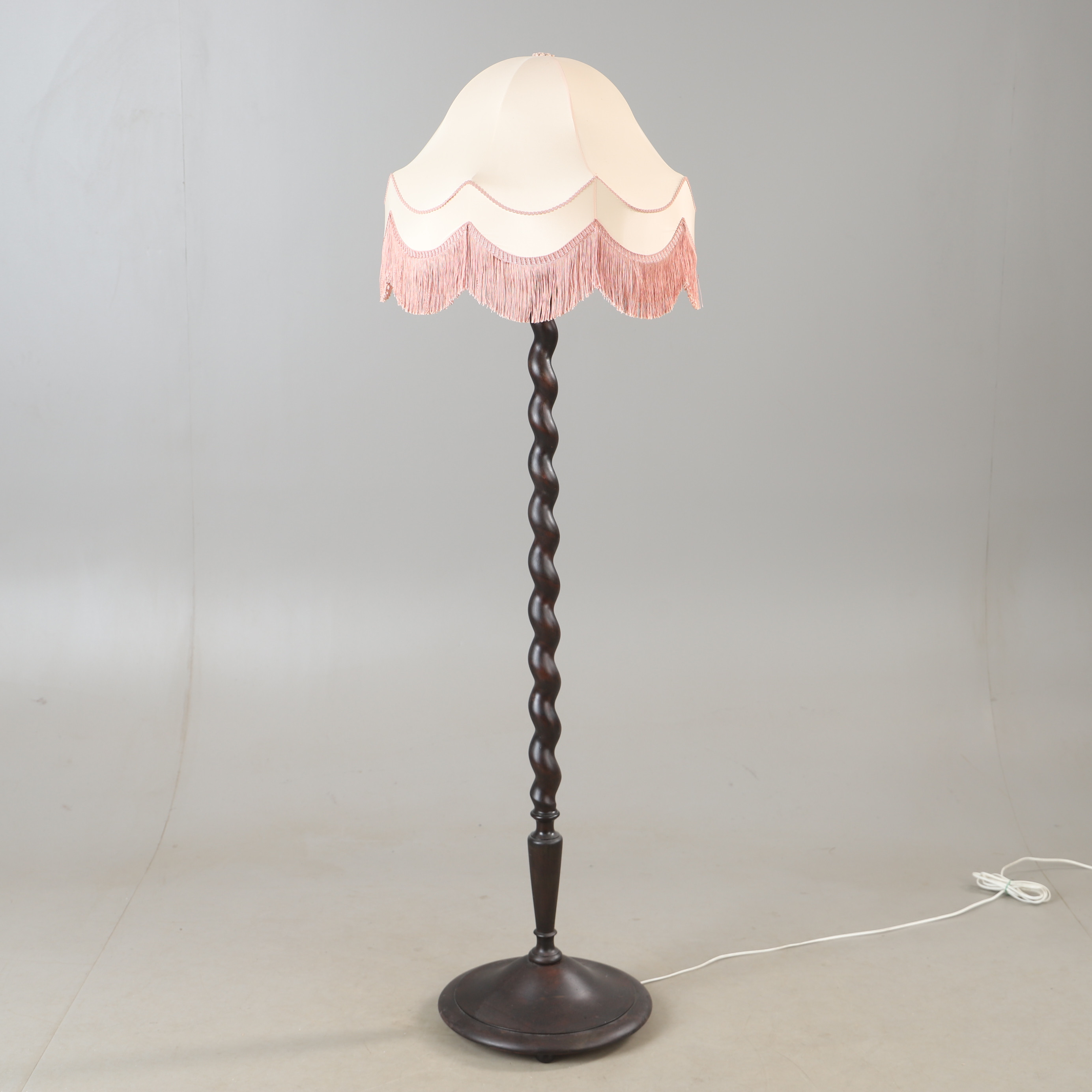 GOLVLAMPA, mörkbetsat trä, 1900-talets första hälft.
