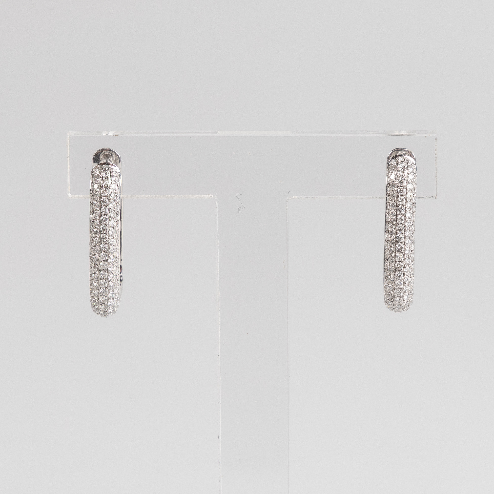 ÖRHÄNGEN, 18K vitguld med briljantslipade diamanter, totalt ca 0.79 ct.