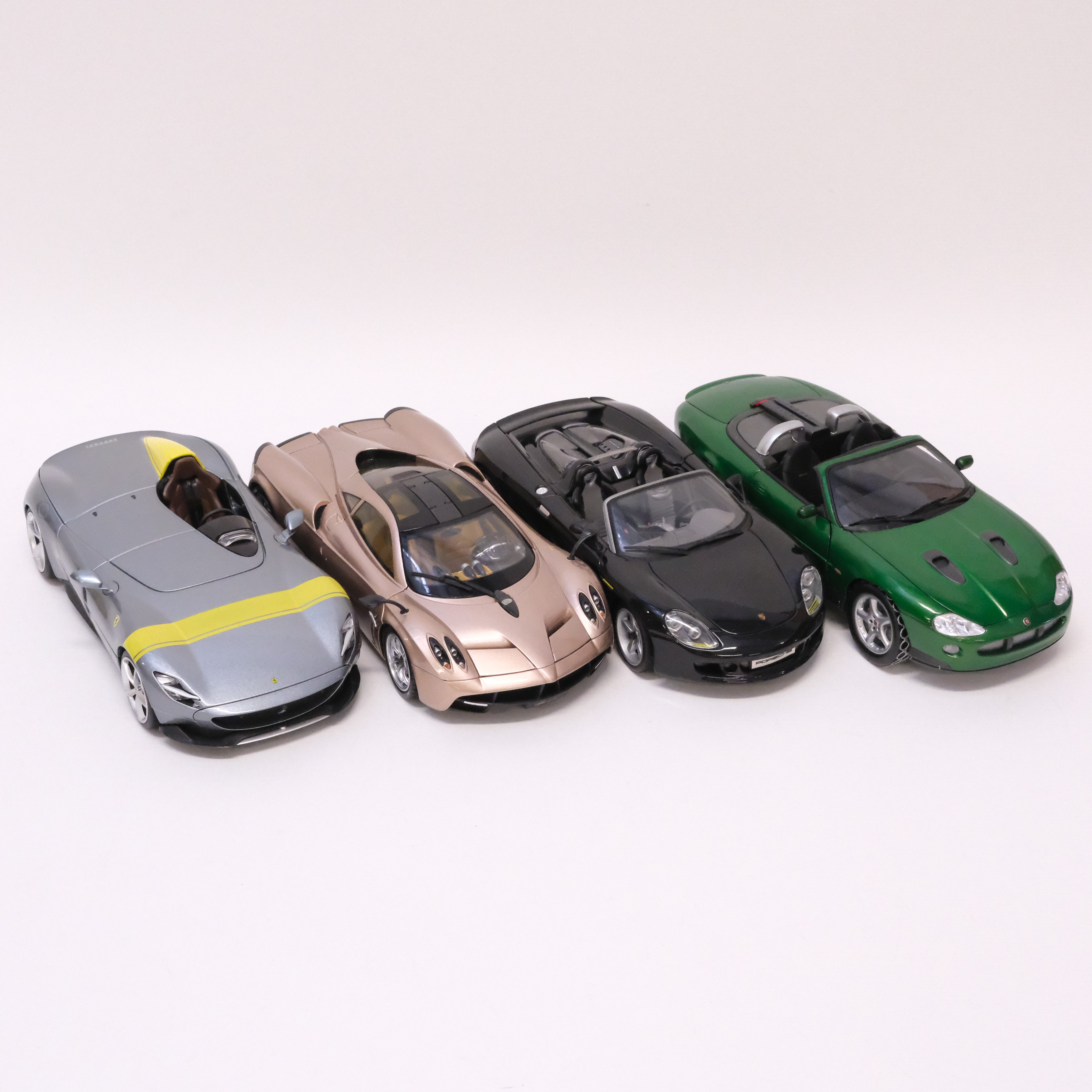 FYRA MODELLBILAR. BBURAGO, THE BEANSTALK GROUP, MAISTO, GT AUTOS. SKALA 1:18.