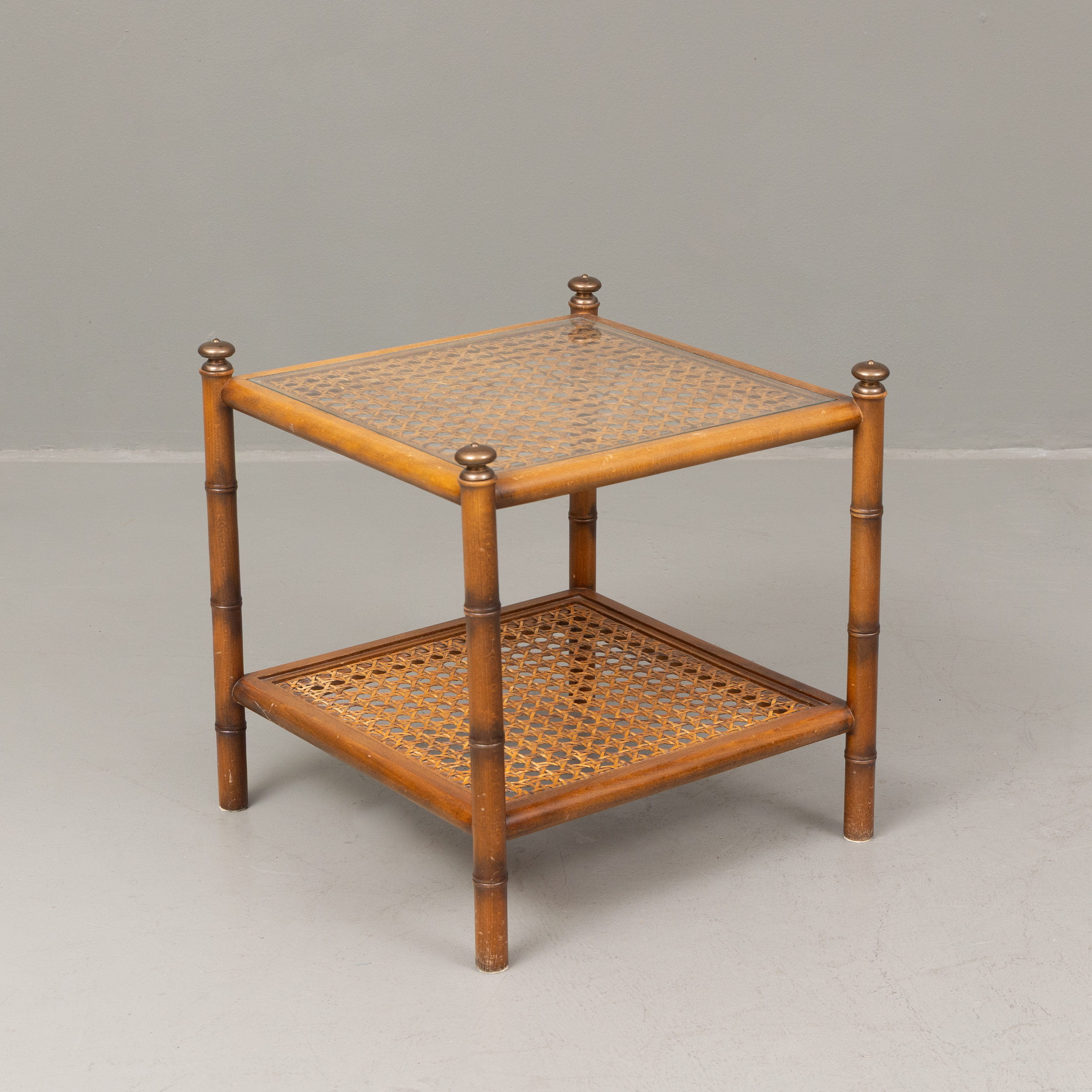 SIDOBORD, trä, rotting och glas, 1900-talets senare del.