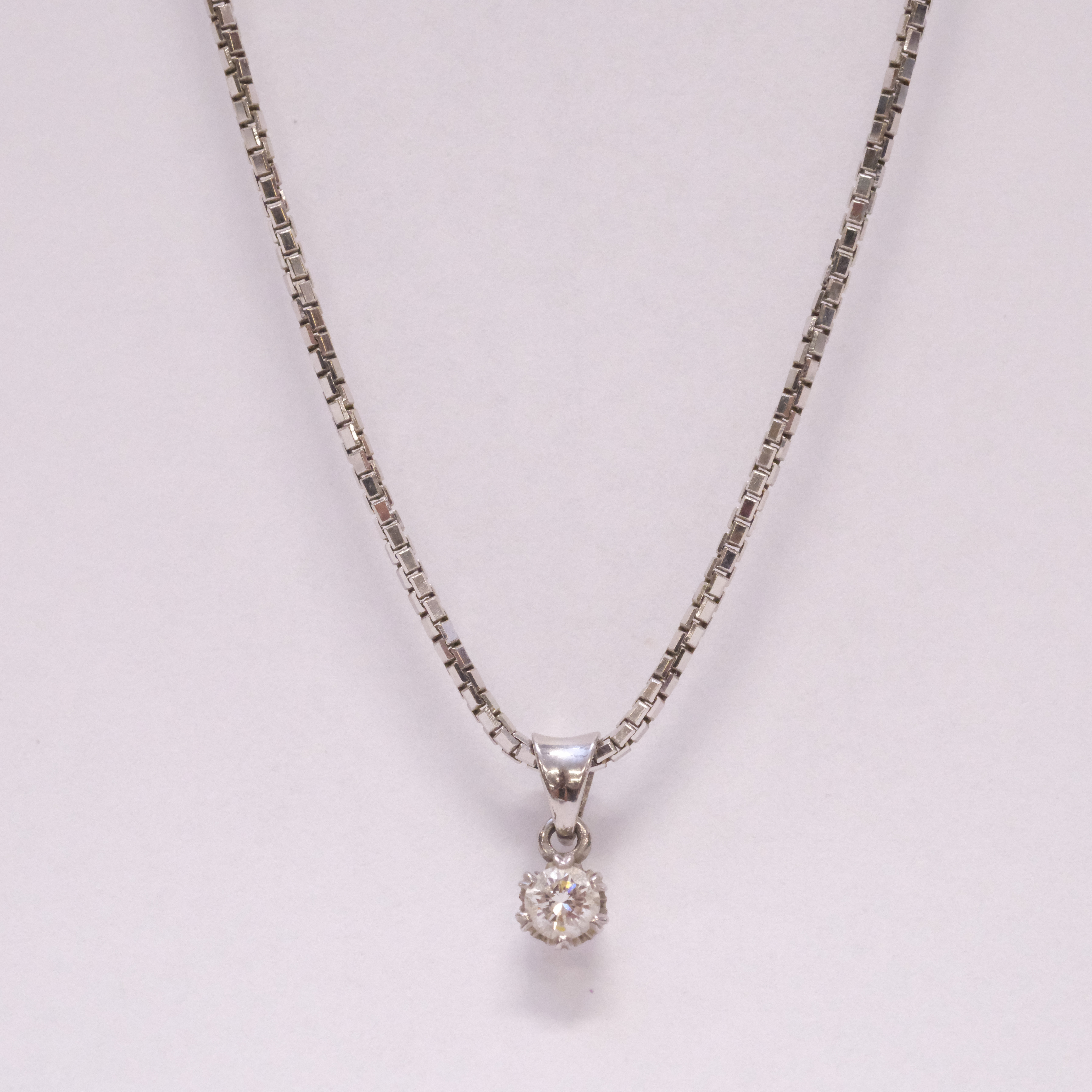 COLLIER MED HÄNGE OCH DIAMANT, 18K VITT GULD.