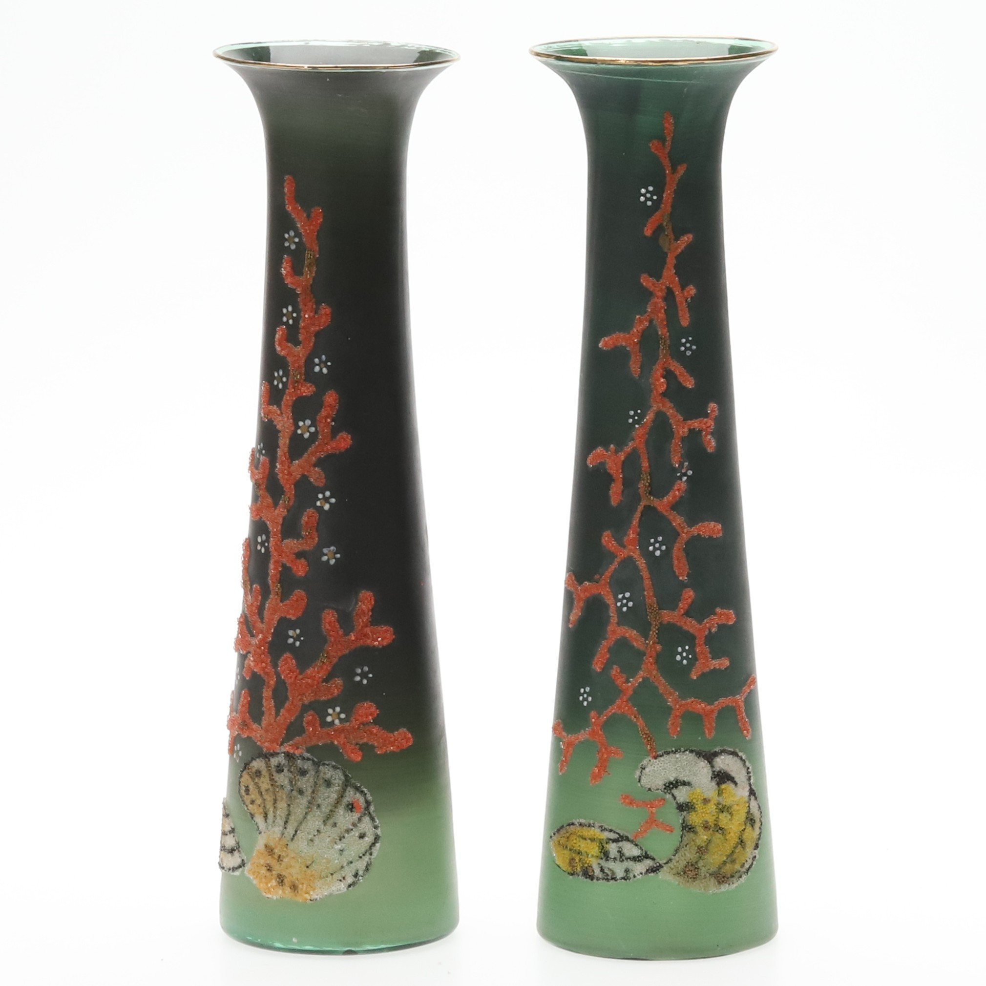 VASER. Ett par. Grönmålat glas med glaspärlor i reliefdekor föreställande korall, omkring 1900.