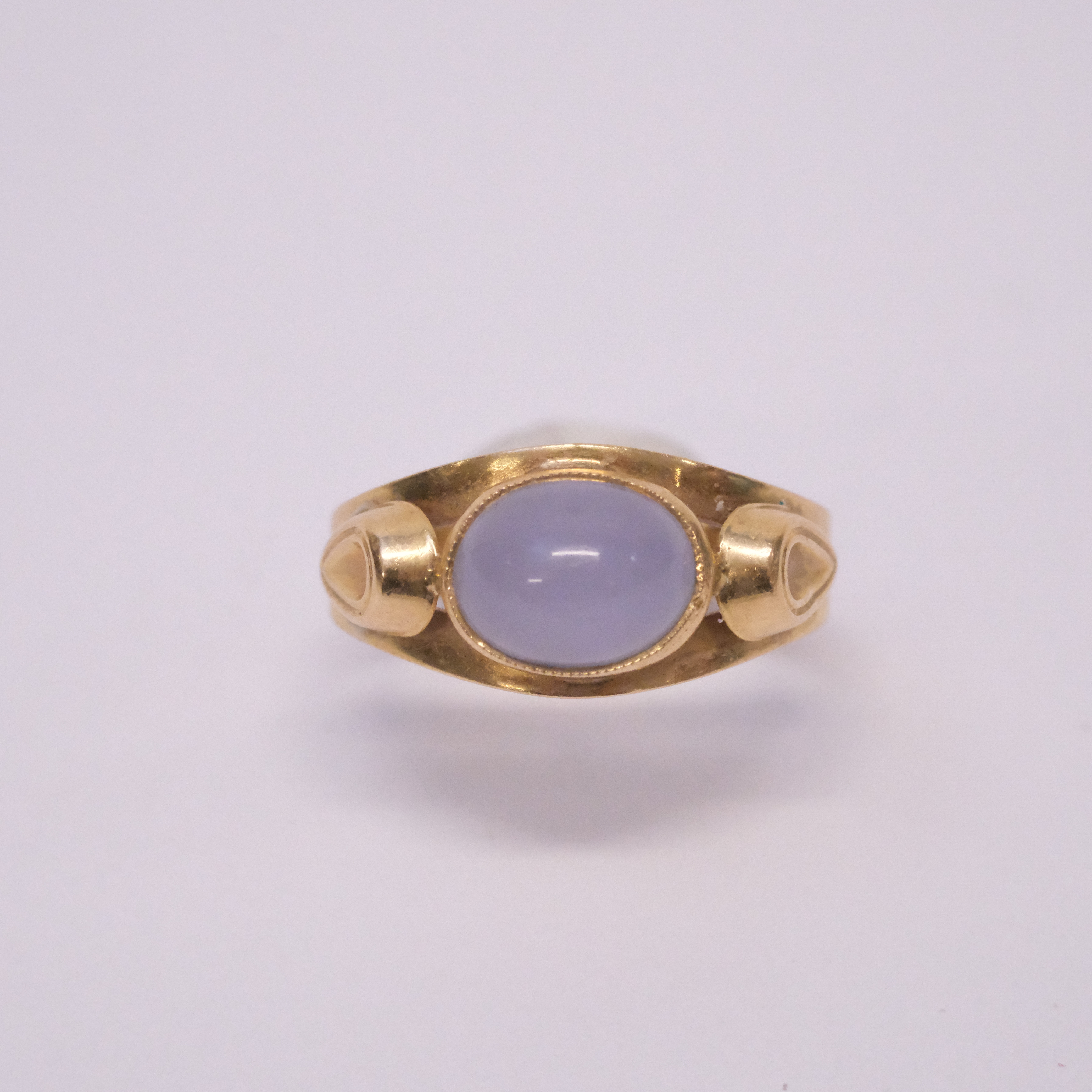 RING MED CABOCHONSLIPAD MÅNSTEN, 18K GULD.